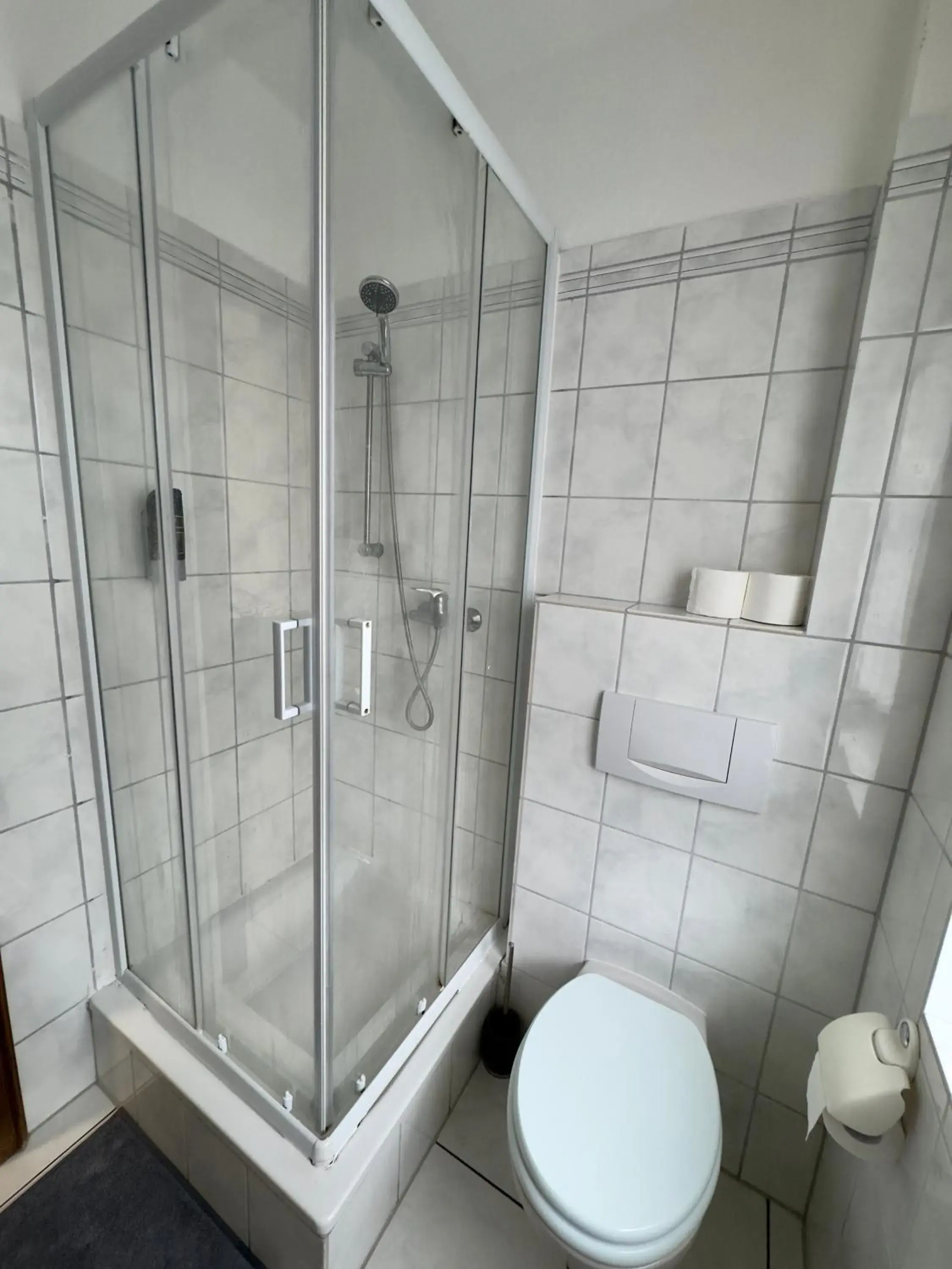 Single Room with Bathroom in Hotel Moji 3 Landhaus Köln Single Room with Bathroom in Hotel Moji 3 Landhaus Köln