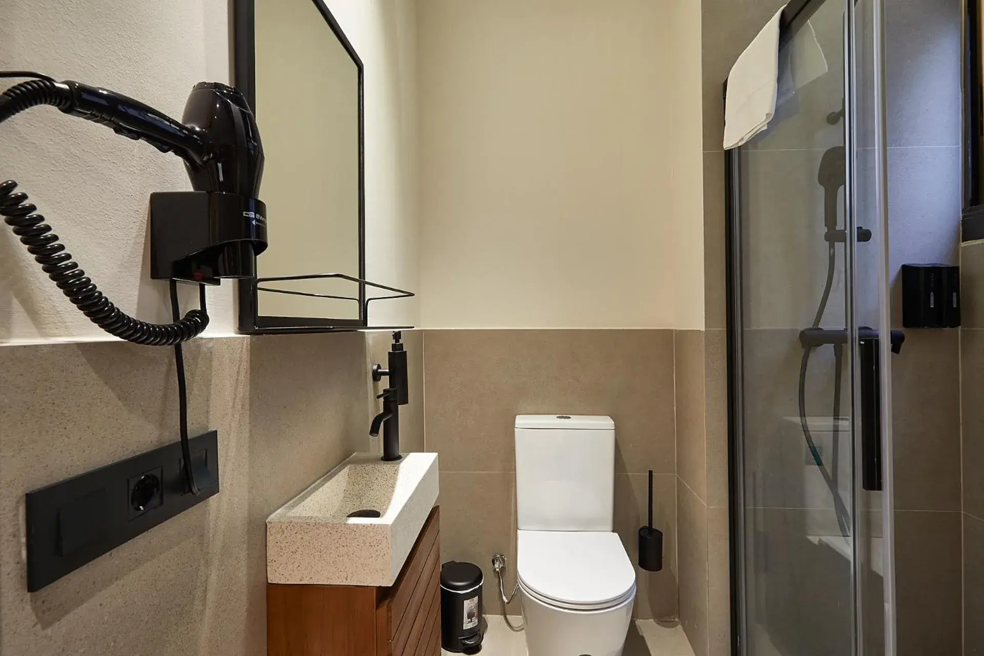 Twin Room with Bathroom in Ella Hostel Boqueria Twin Room with Bathroom in Ella Hostel Boqueria