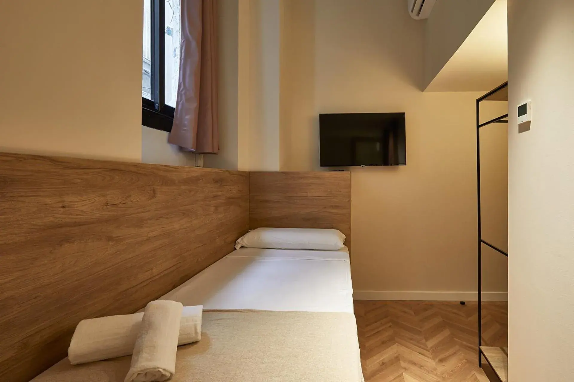 Twin Room with Bathroom in Ella Hostel Boqueria Twin Room with Bathroom in Ella Hostel Boqueria