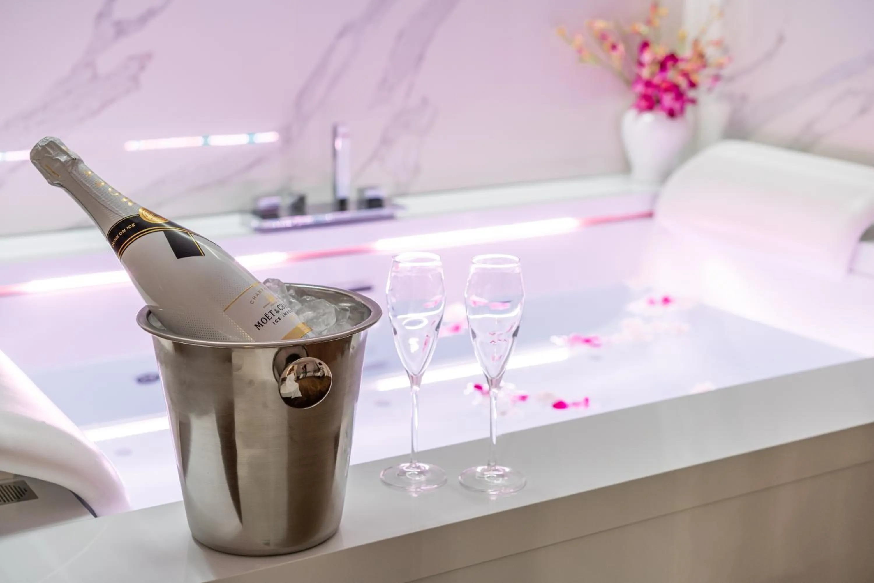 Hot Tub in Palazzo Cini Luxury Rooms in Pisa