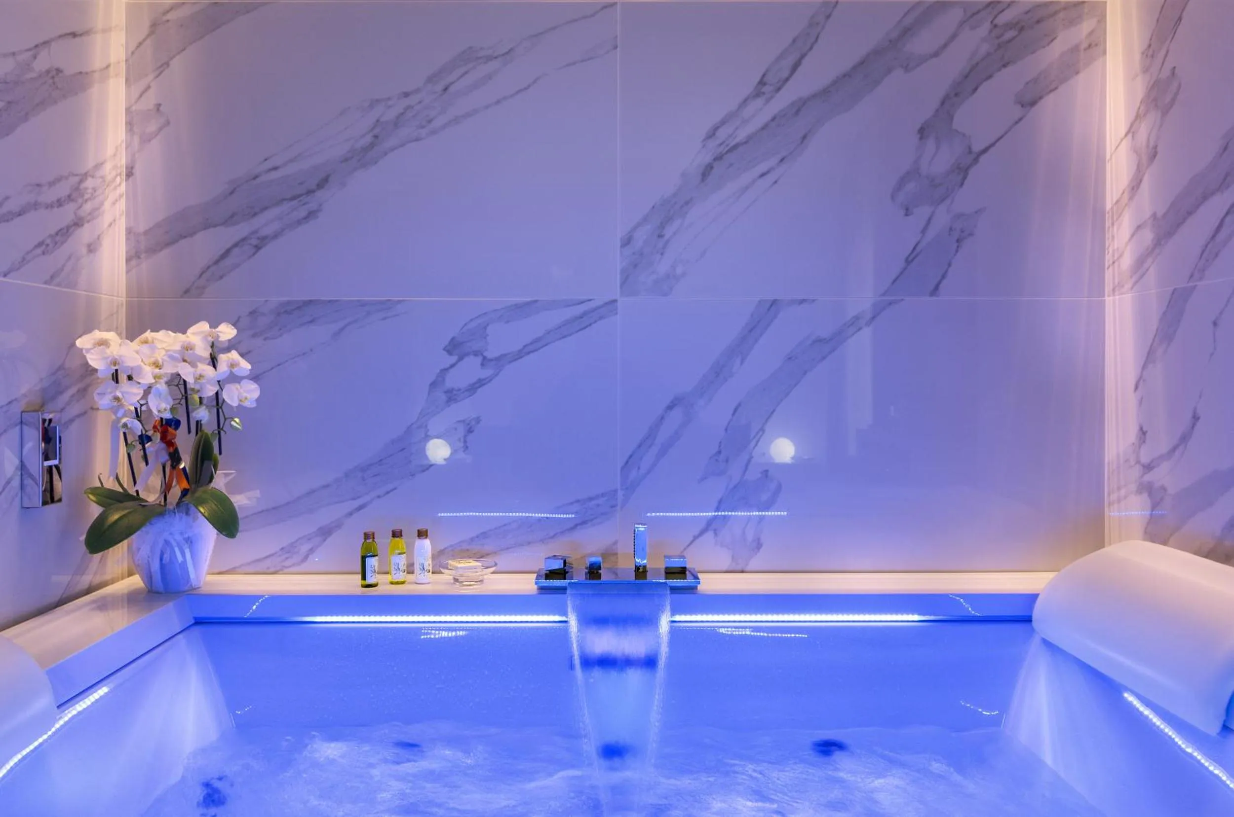 Hot Tub in Palazzo Cini Luxury Rooms in Pisa