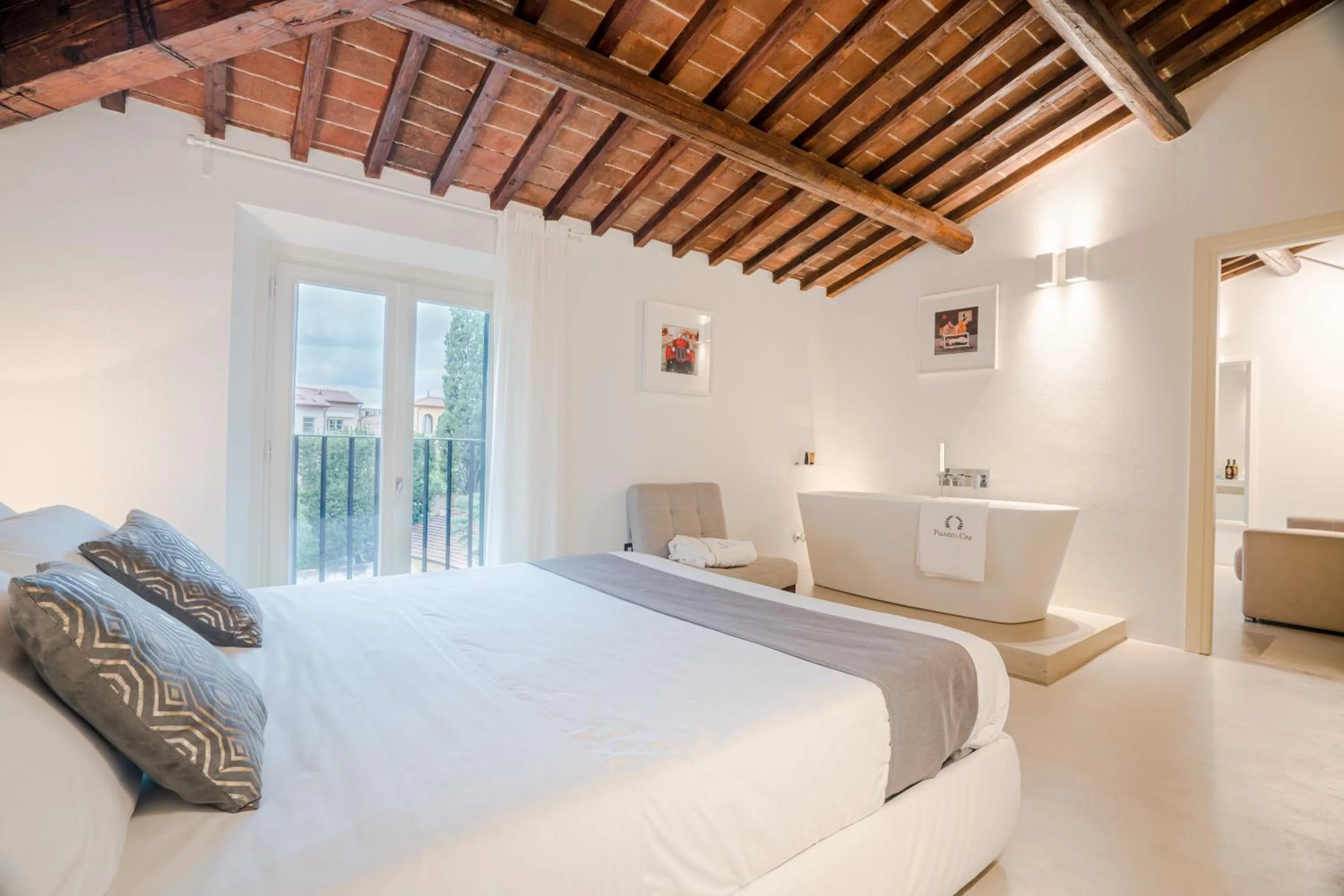 Bed in Palazzo Cini Luxury Rooms in Pisa