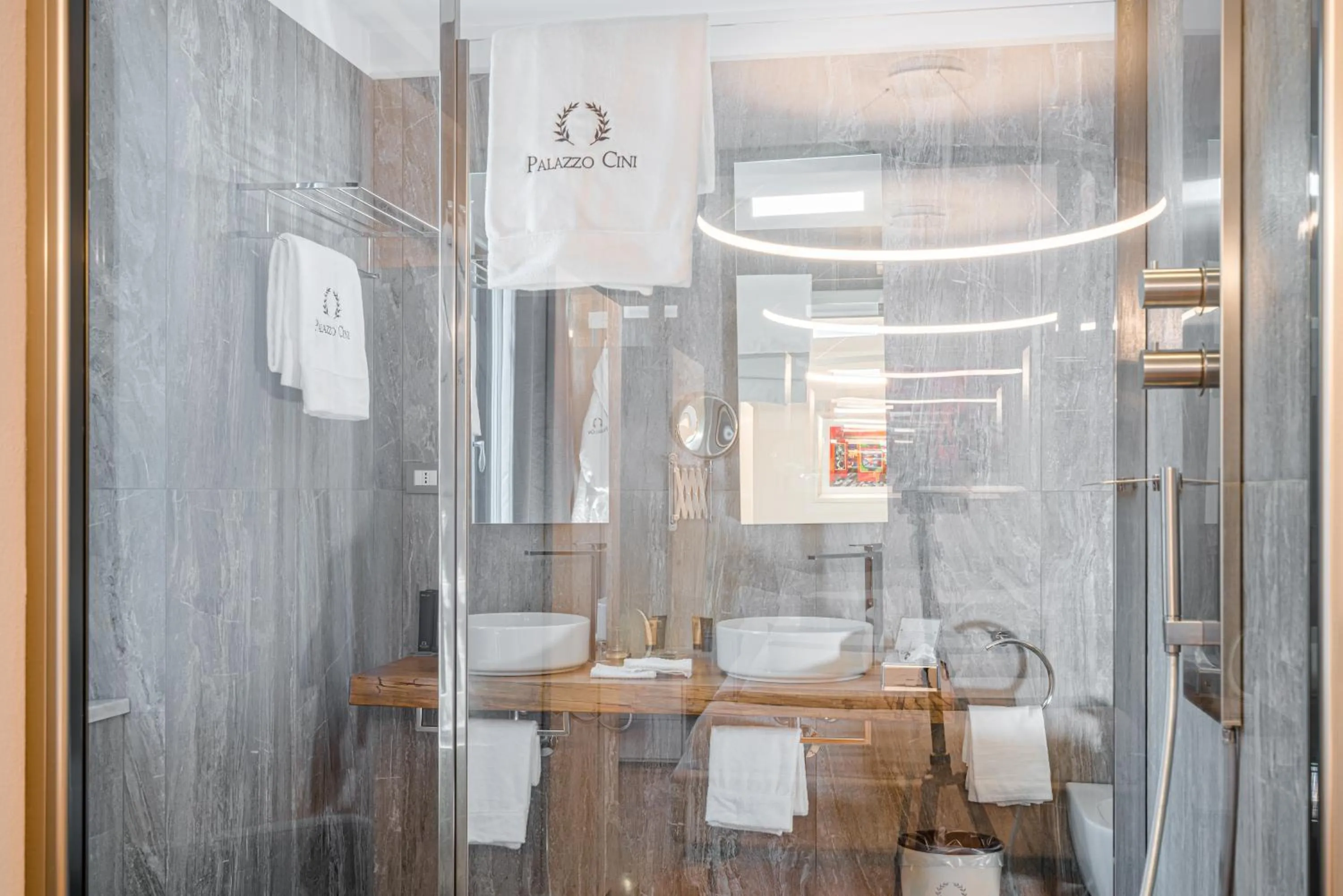Shower in Palazzo Cini Luxury Rooms in Pisa
