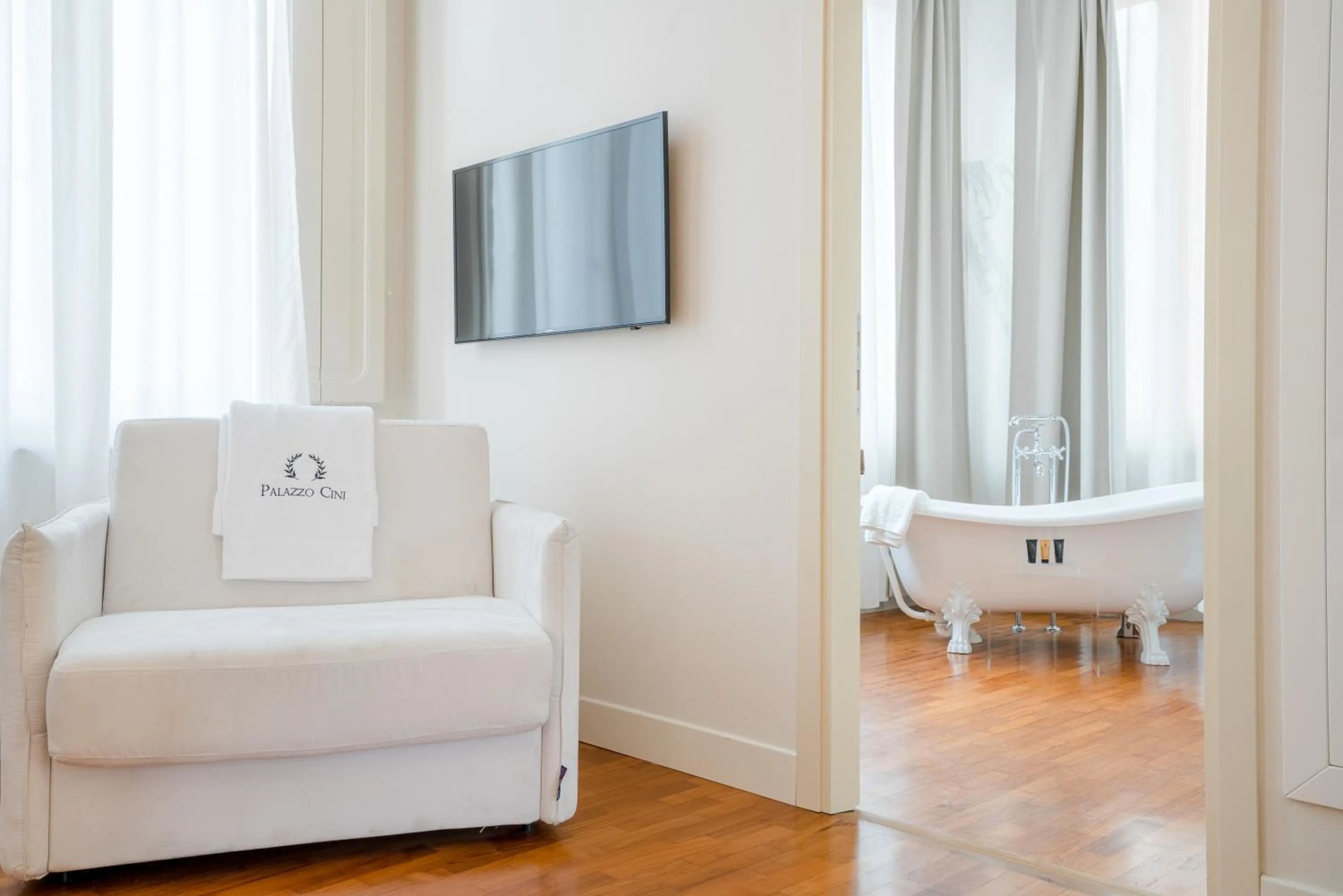 TV and multimedia in Palazzo Cini Luxury Rooms in Pisa