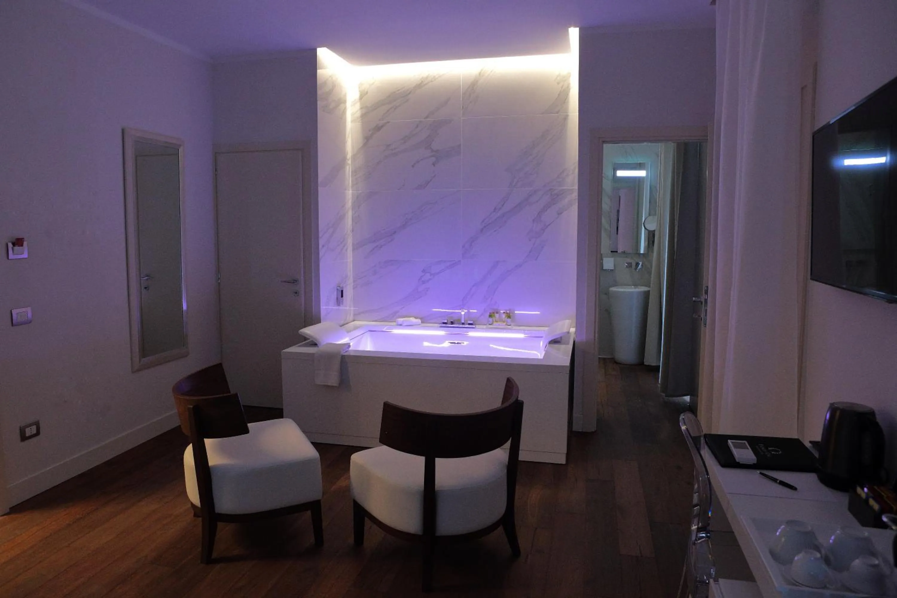 Hot Tub in Palazzo Cini Luxury Rooms in Pisa