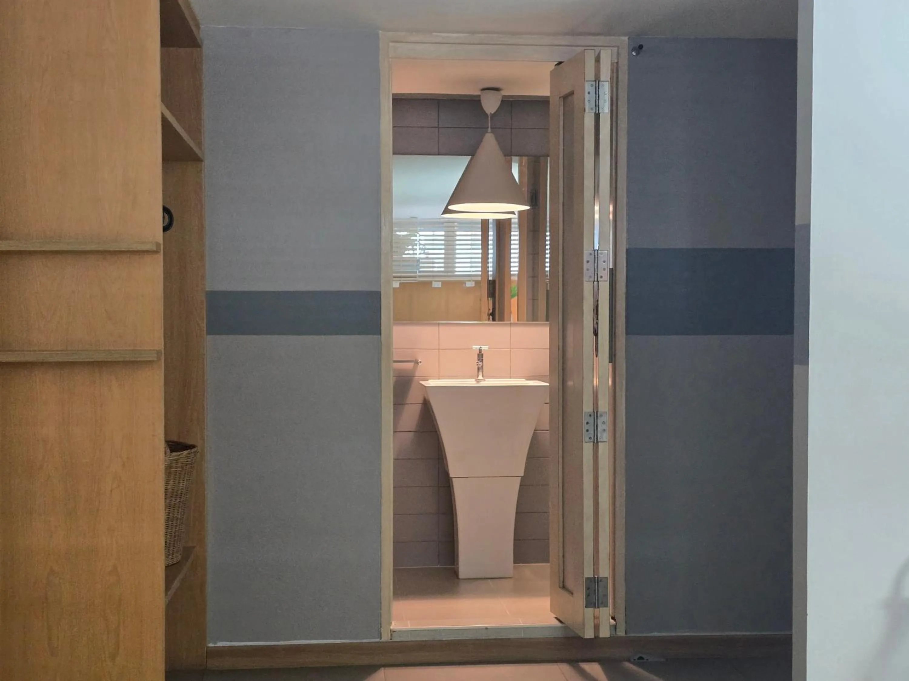 Somewhere to Escape - Hometel