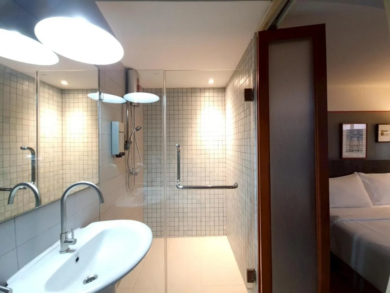Bathroom, Bed in Somewhere to Escape - Hometel