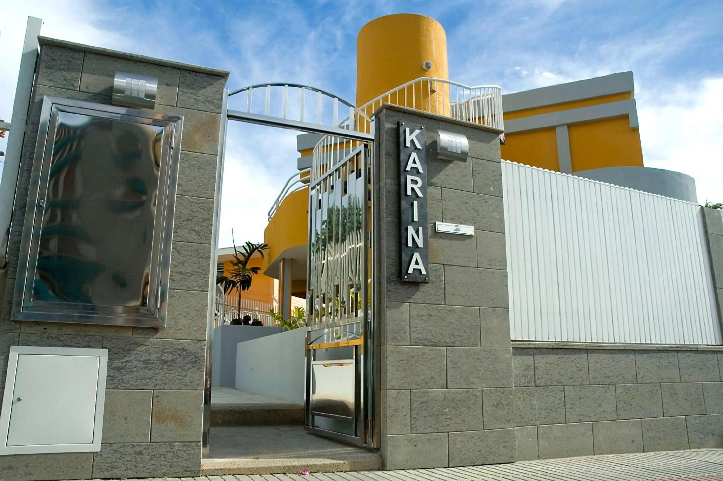 Property Building in Apartamentos Karina