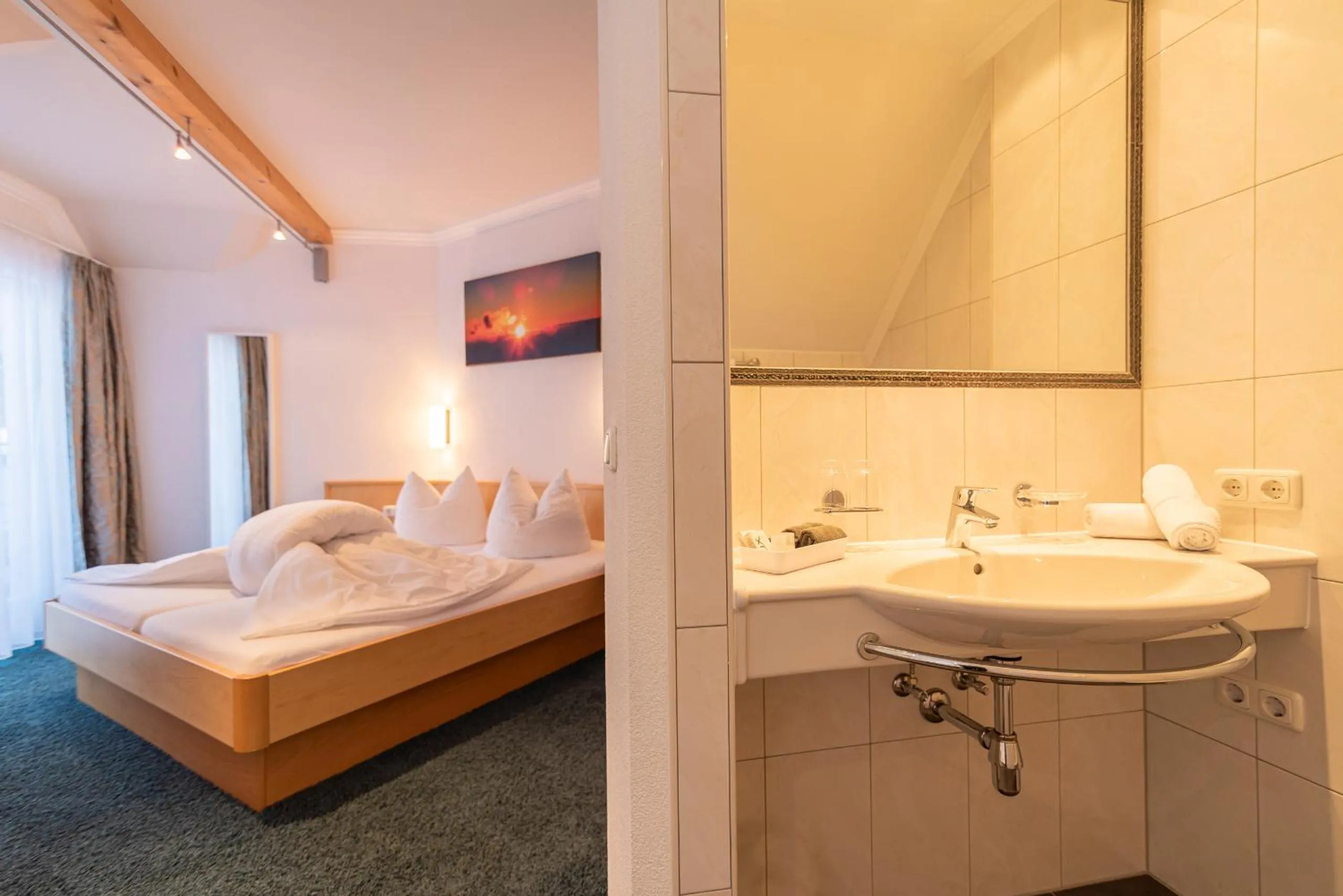 Bathroom, Bed in Hotel Garni Martina