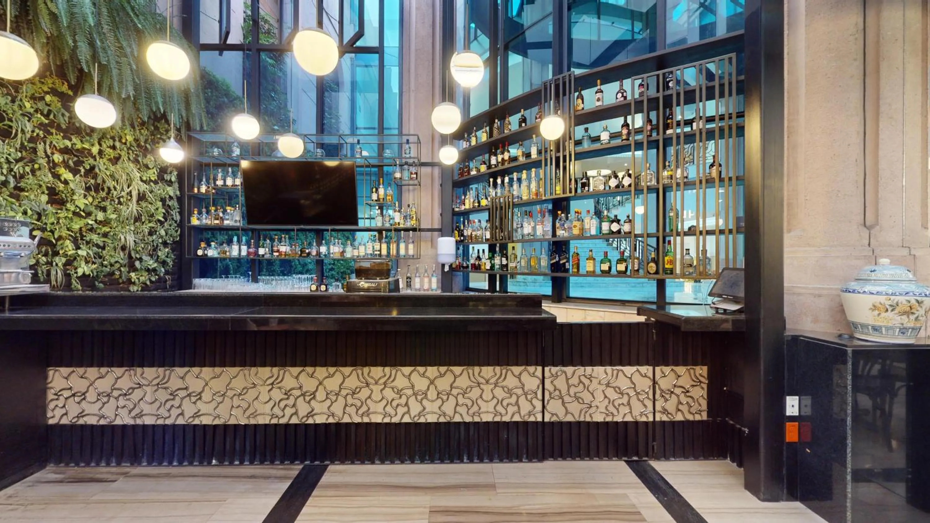 Restaurant/places to eat in Marquis SkySuites