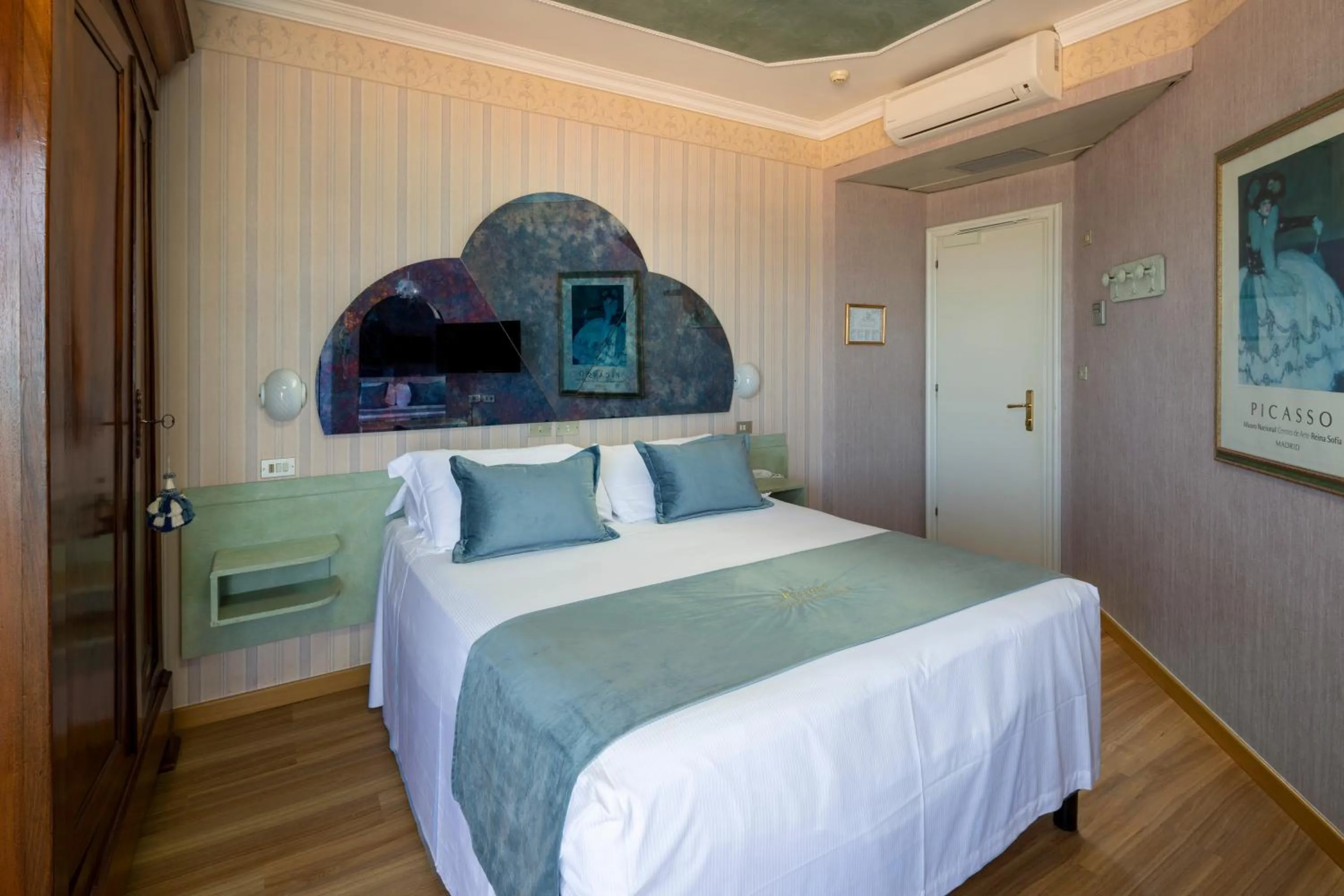 Bed in Hotel Des Nations - Vintage Hotel sul mare