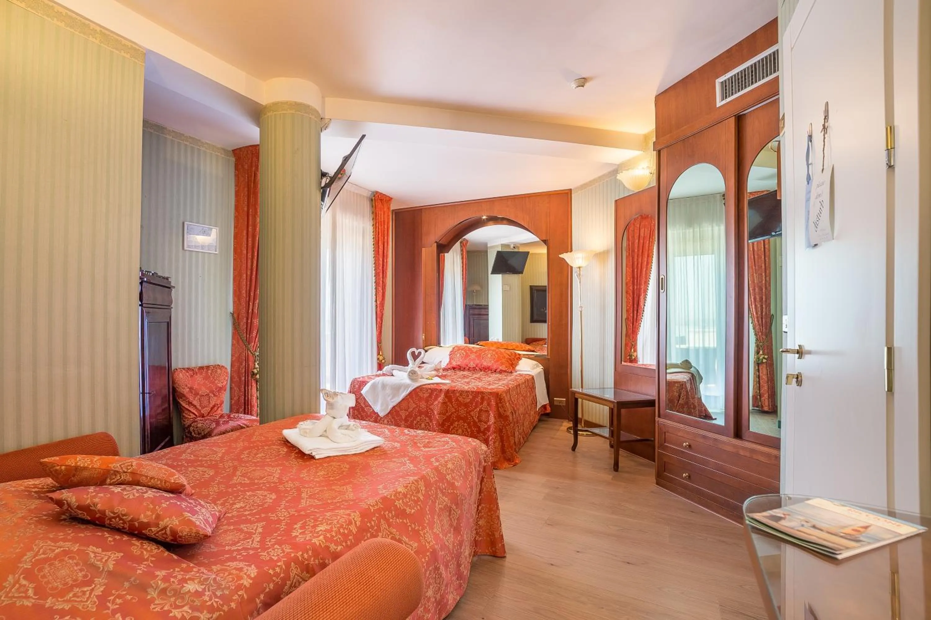 Bedroom, Bed in Hotel Des Nations - Vintage Hotel sul mare