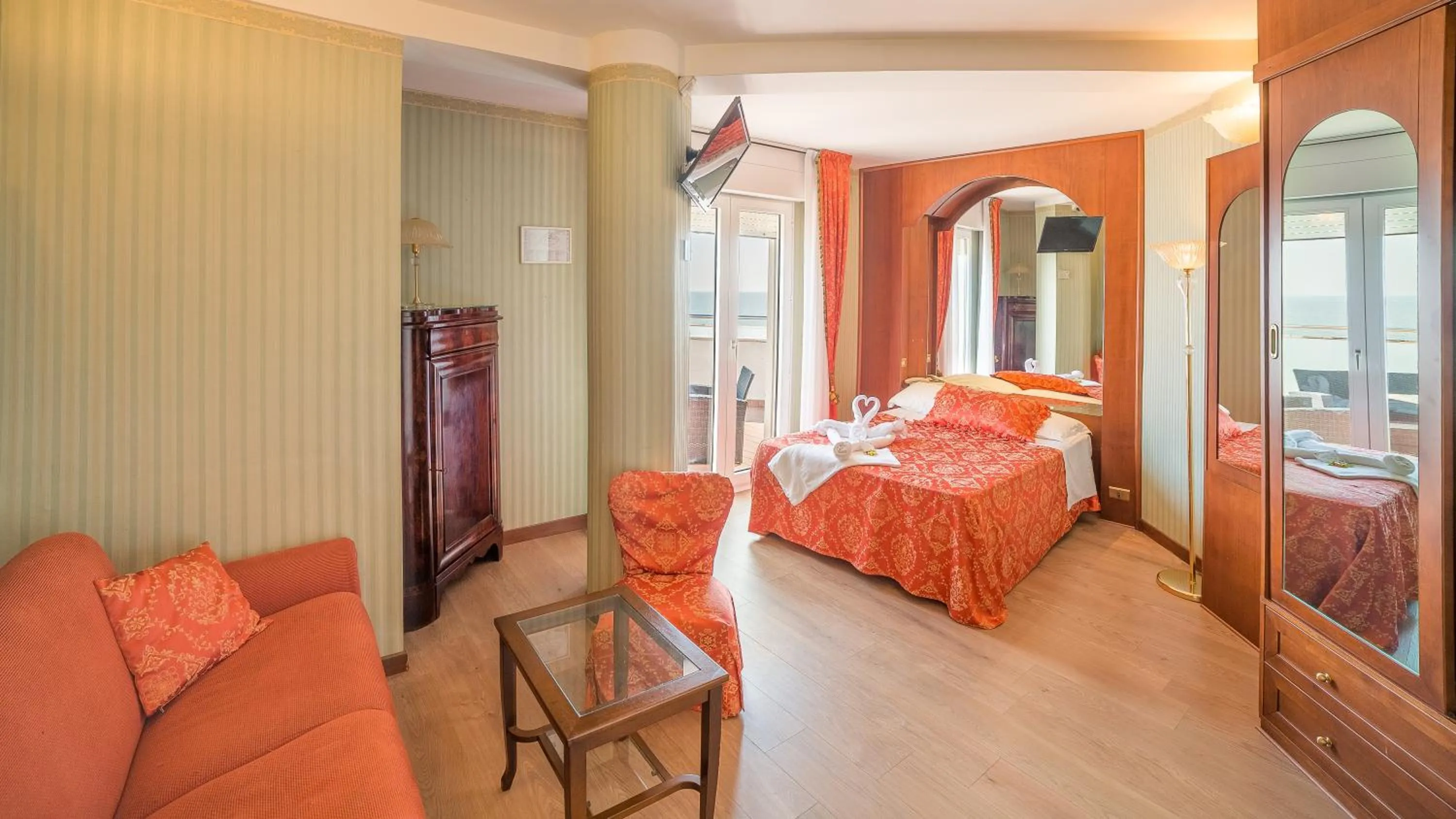 Bedroom, Bed in Hotel Des Nations - Vintage Hotel sul mare