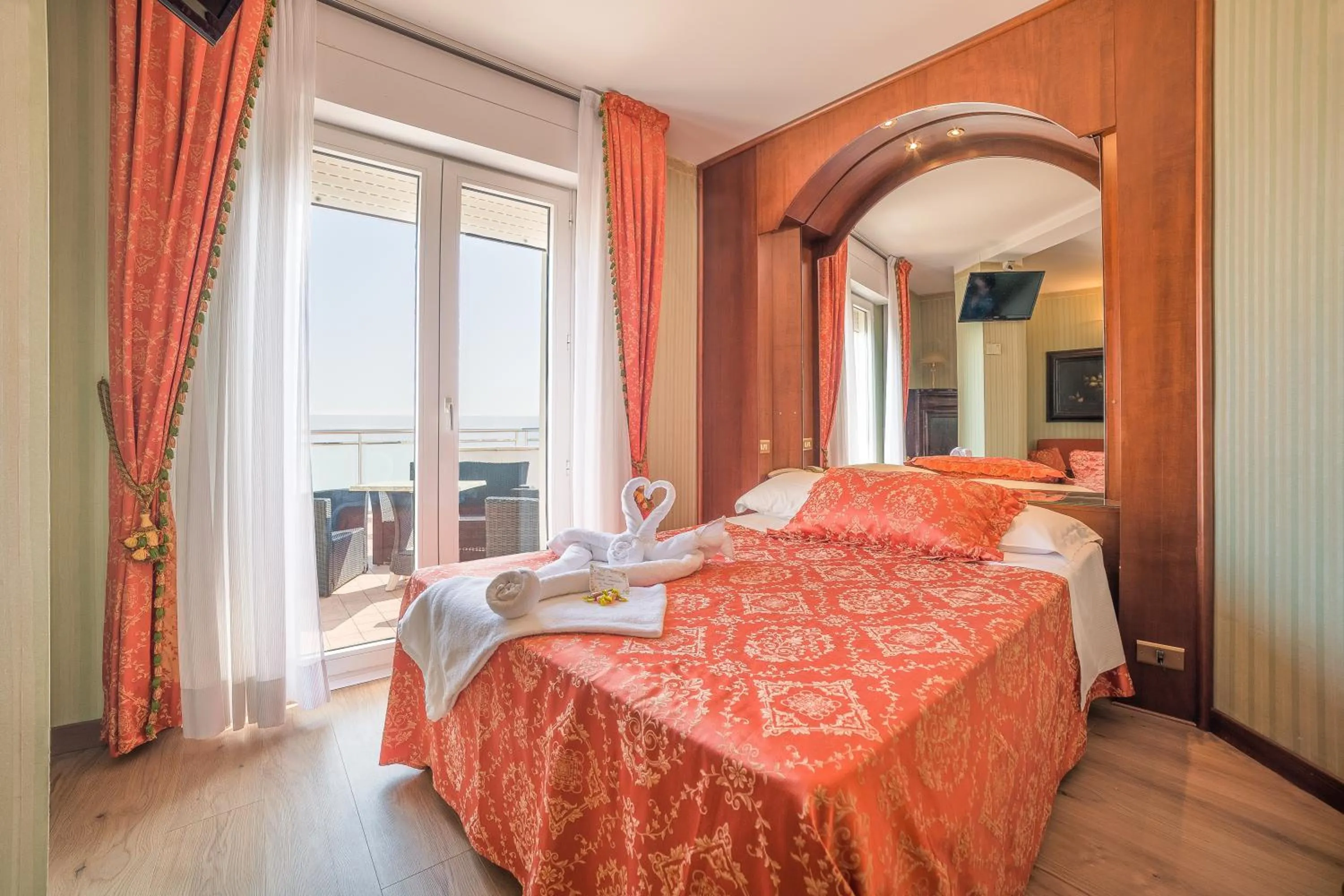Bedroom, Bed in Hotel Des Nations - Vintage Hotel sul mare