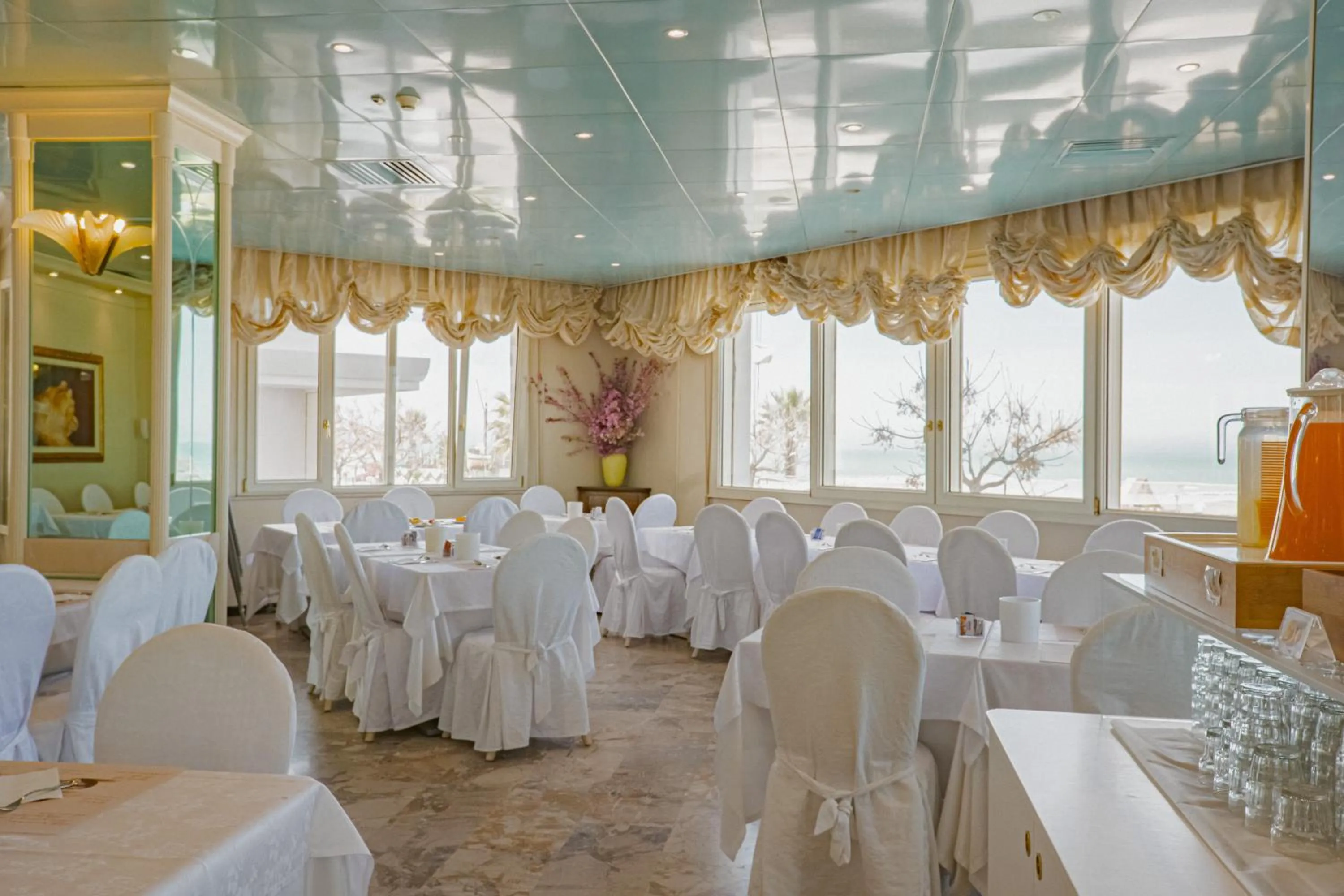 Breakfast in Hotel Des Nations - Vintage Hotel sul mare