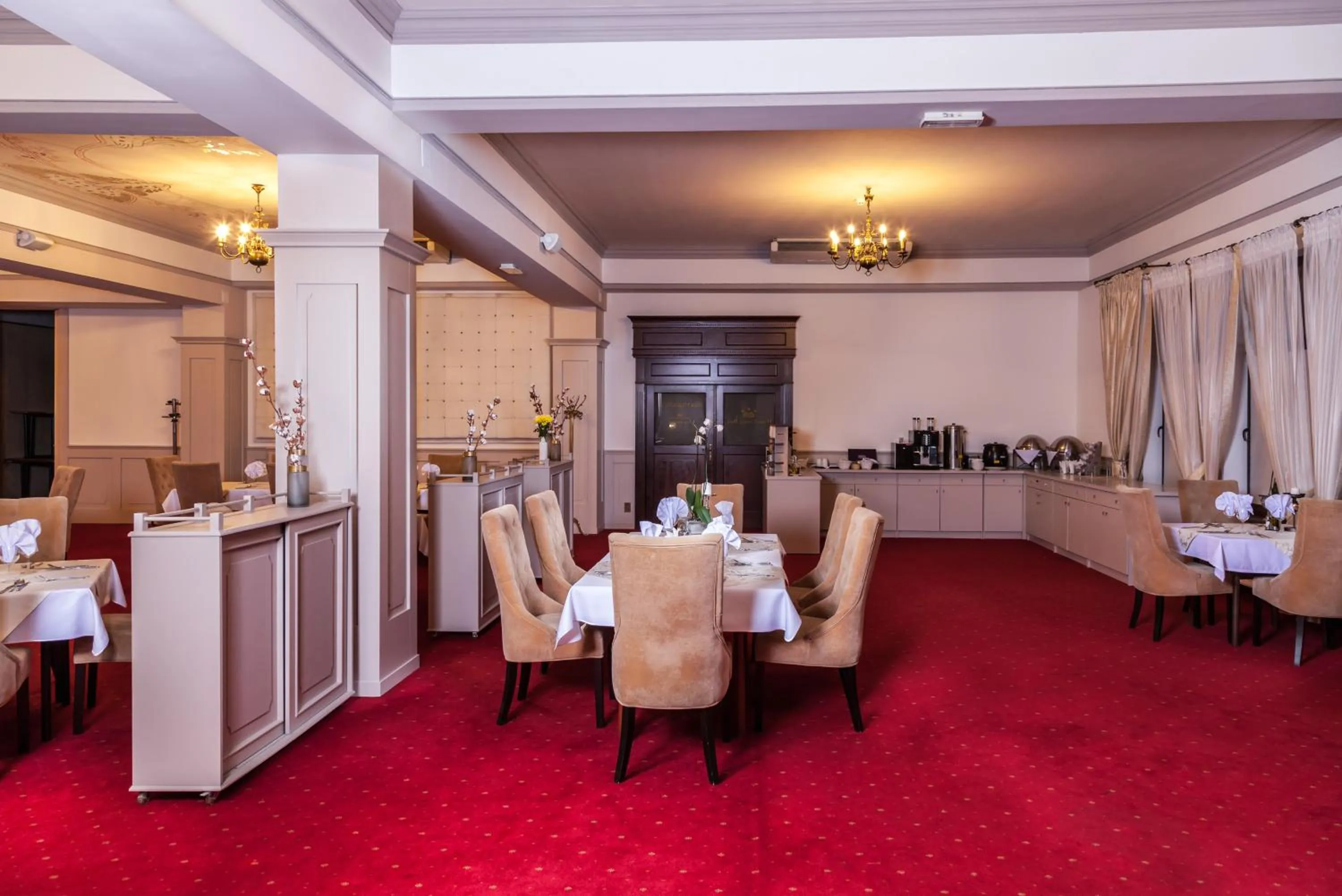 Restaurant/places to eat in Hotel Cristal Park