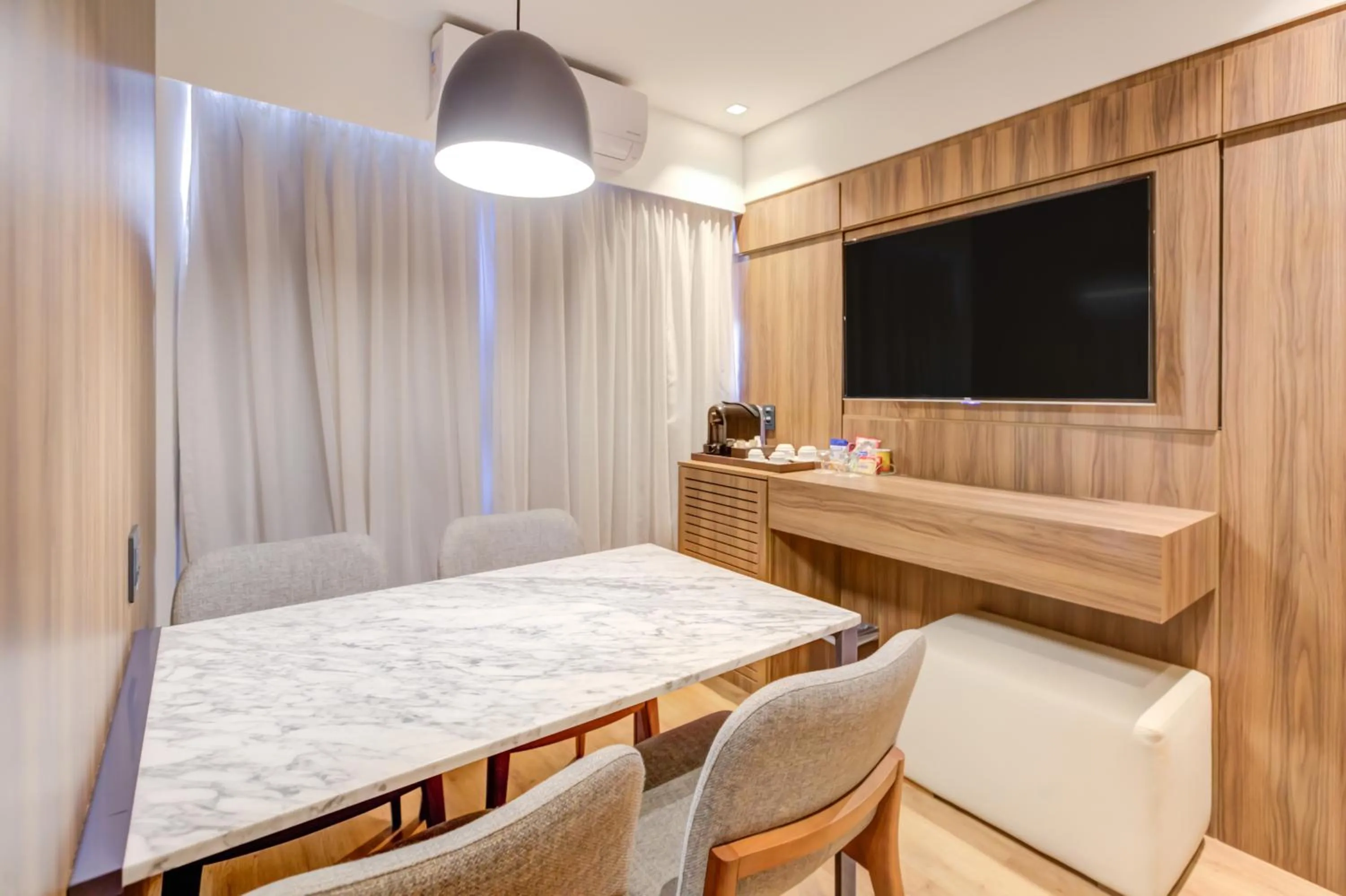 Communal lounge/ TV room, Bed in Radisson São Paulo Paulista