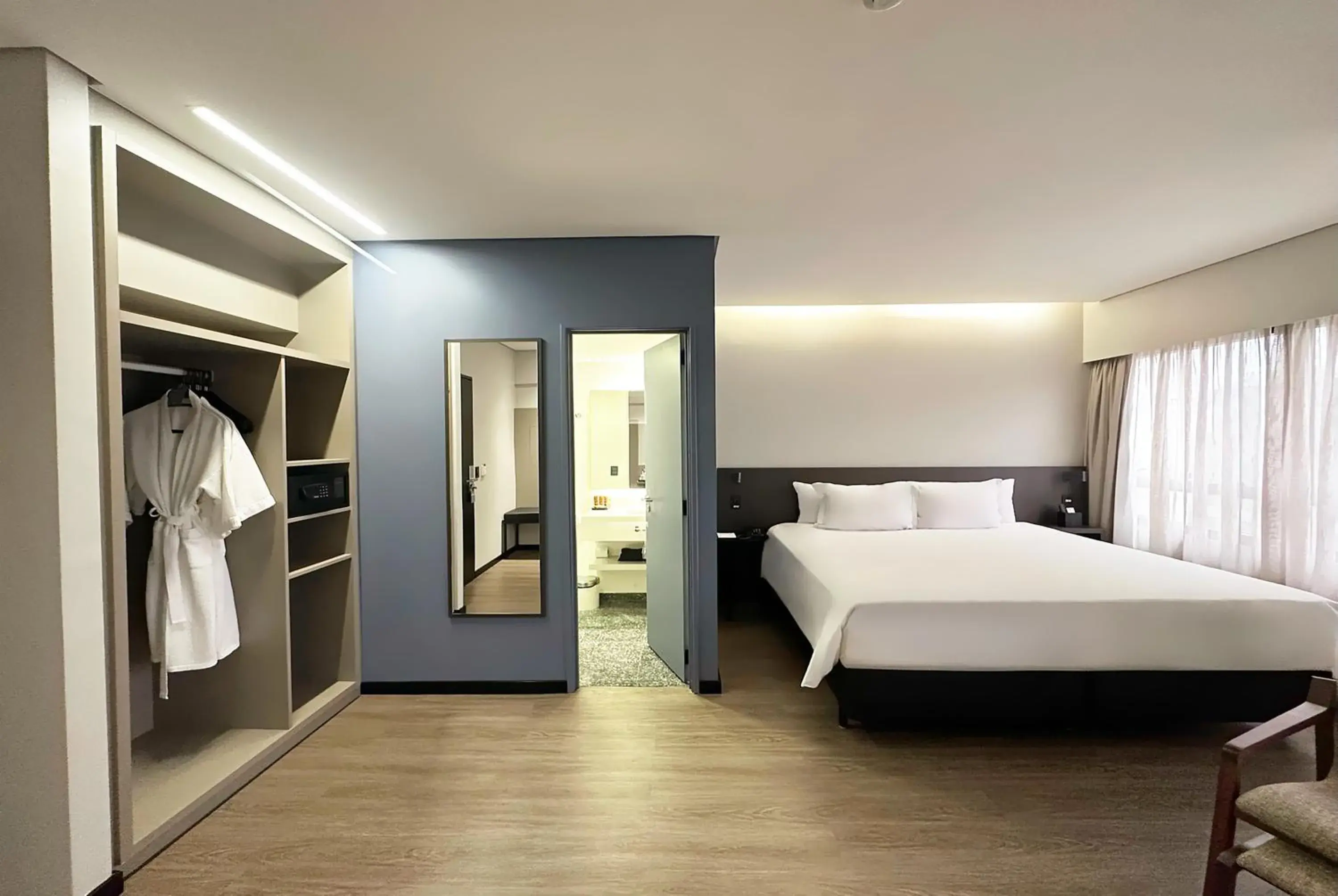 Premier Room with King Size Bed and Bath in Radisson São Paulo Paulista Premier Room with King Size Bed and Bath in Radisson São Paulo Paulista