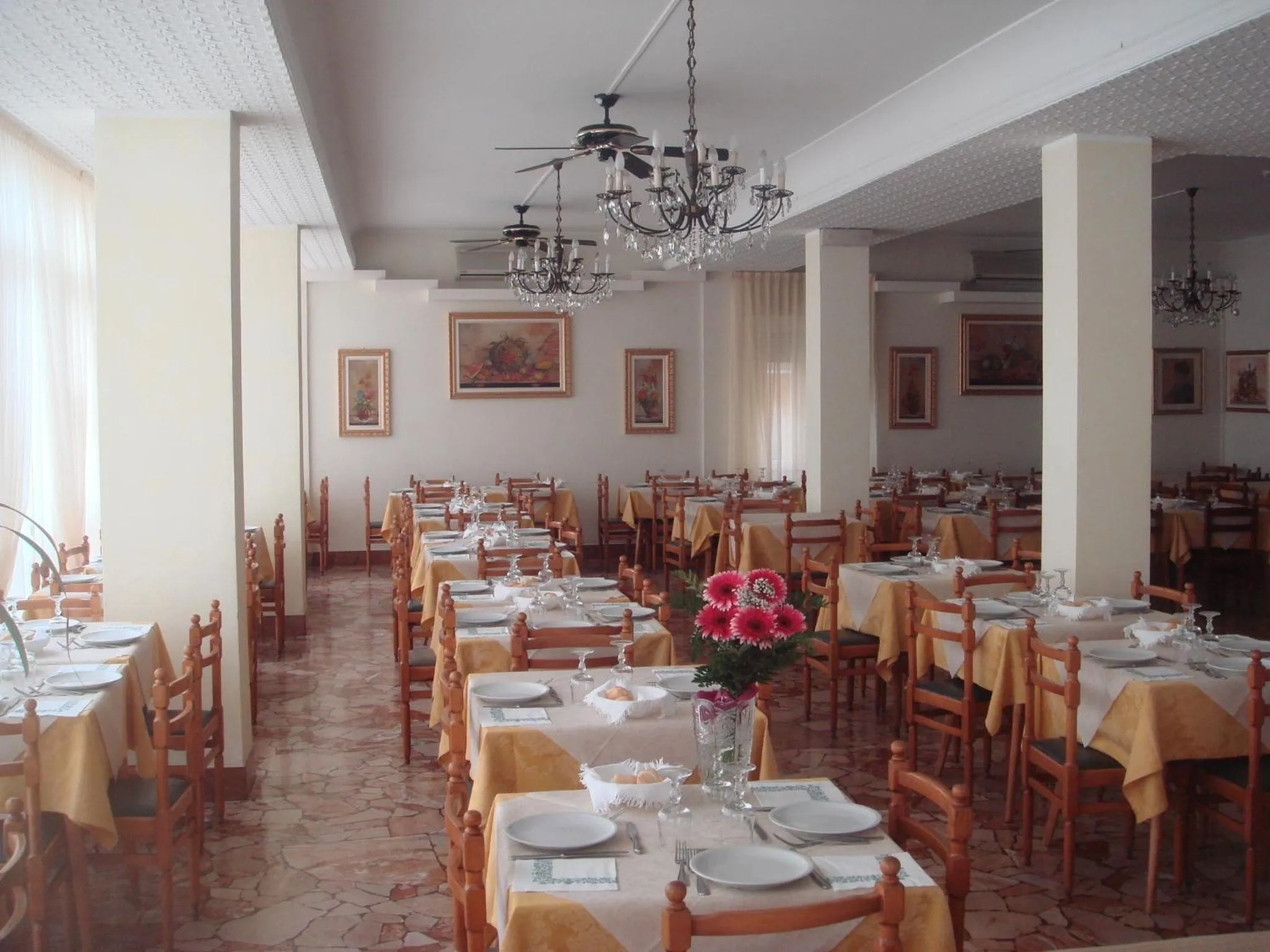 Restaurant/places to eat in Hotel Arcade