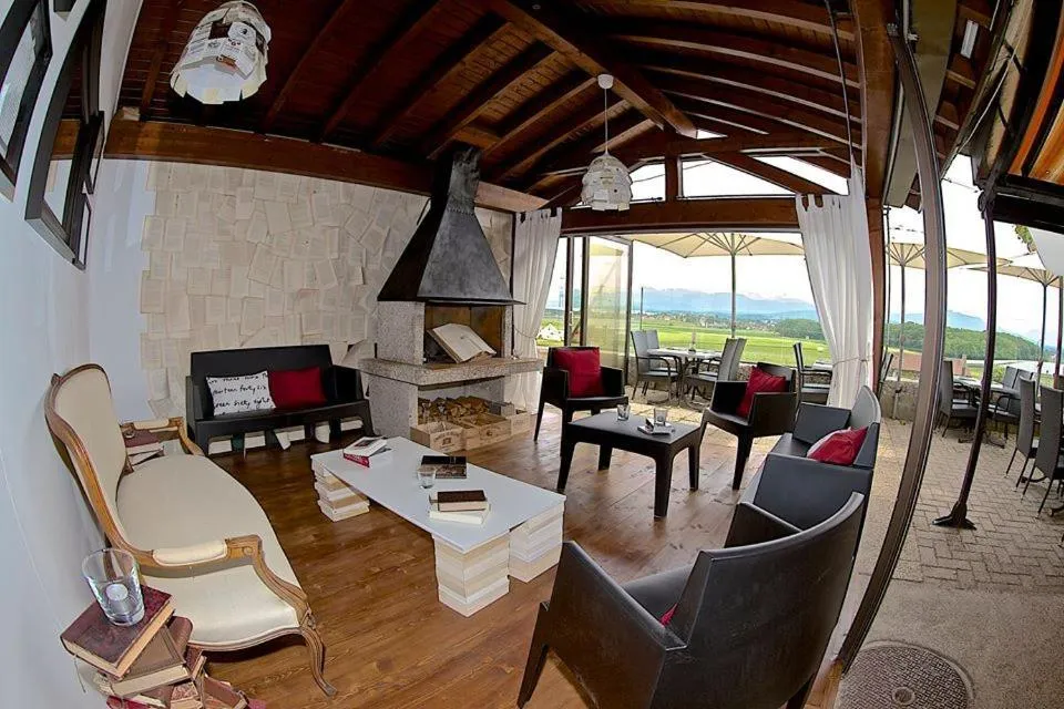 Lounge or bar in Auberge de Duillier