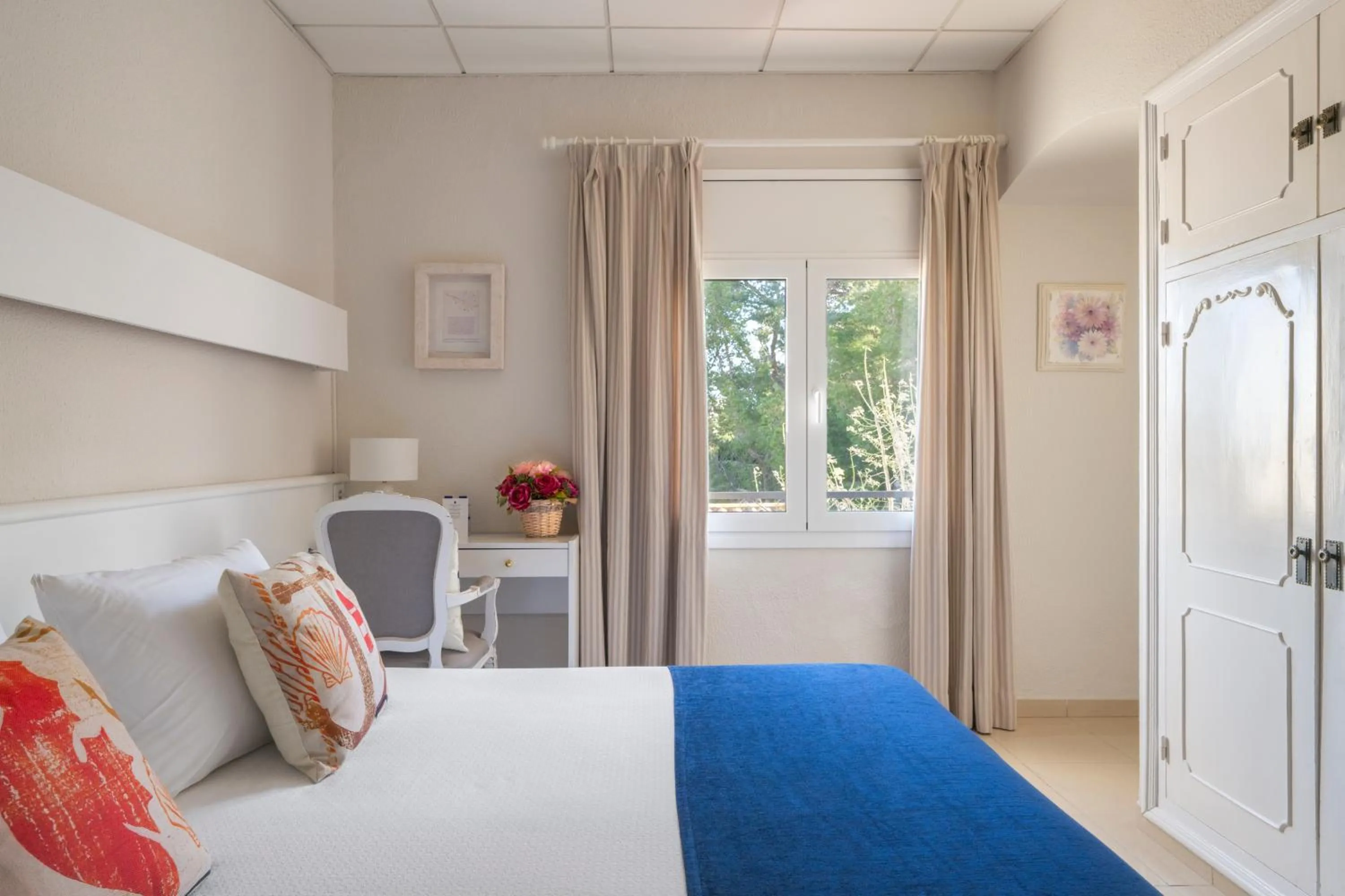 Photo of the whole room, Bed in La Goleta