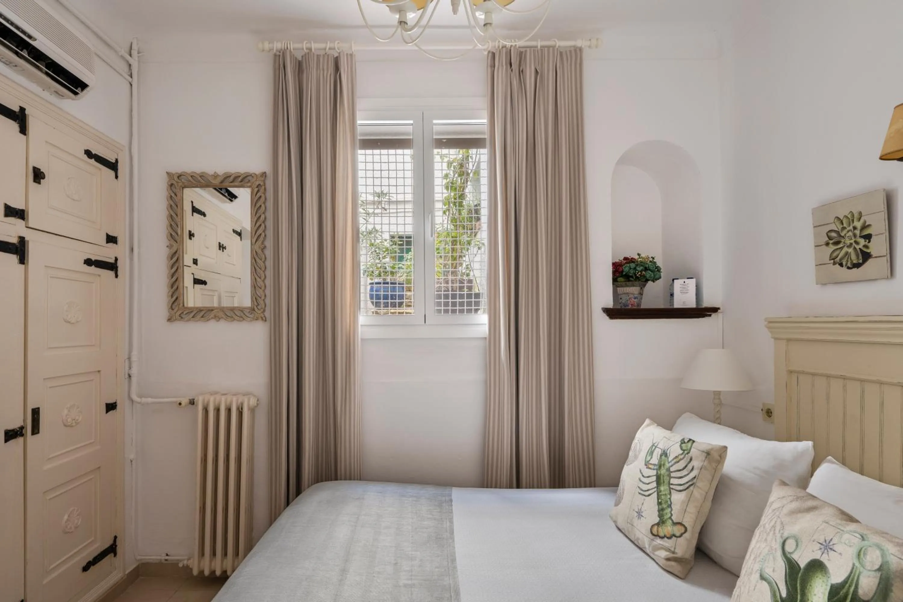 Photo of the whole room, Bed in La Goleta