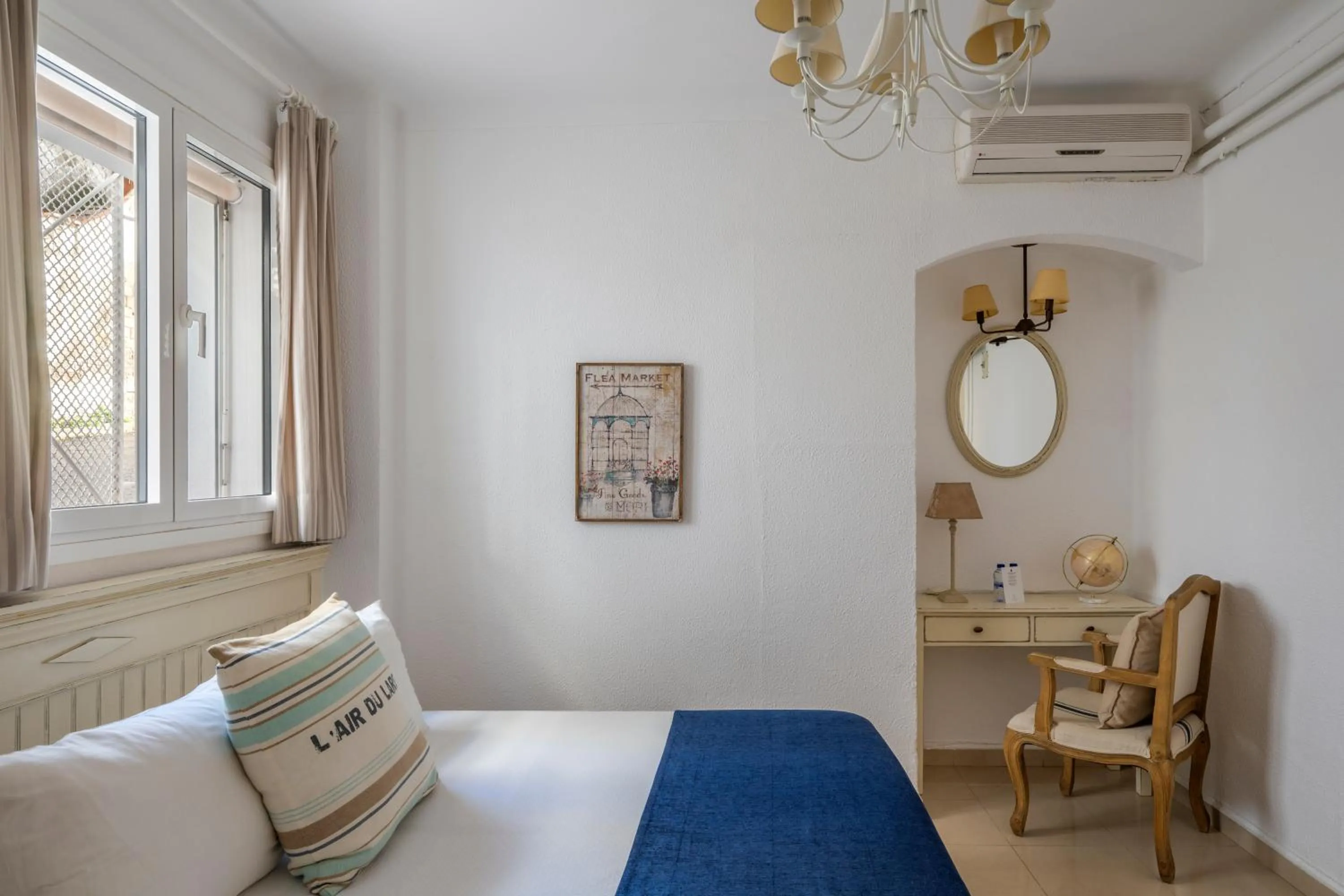 Photo of the whole room in La Goleta