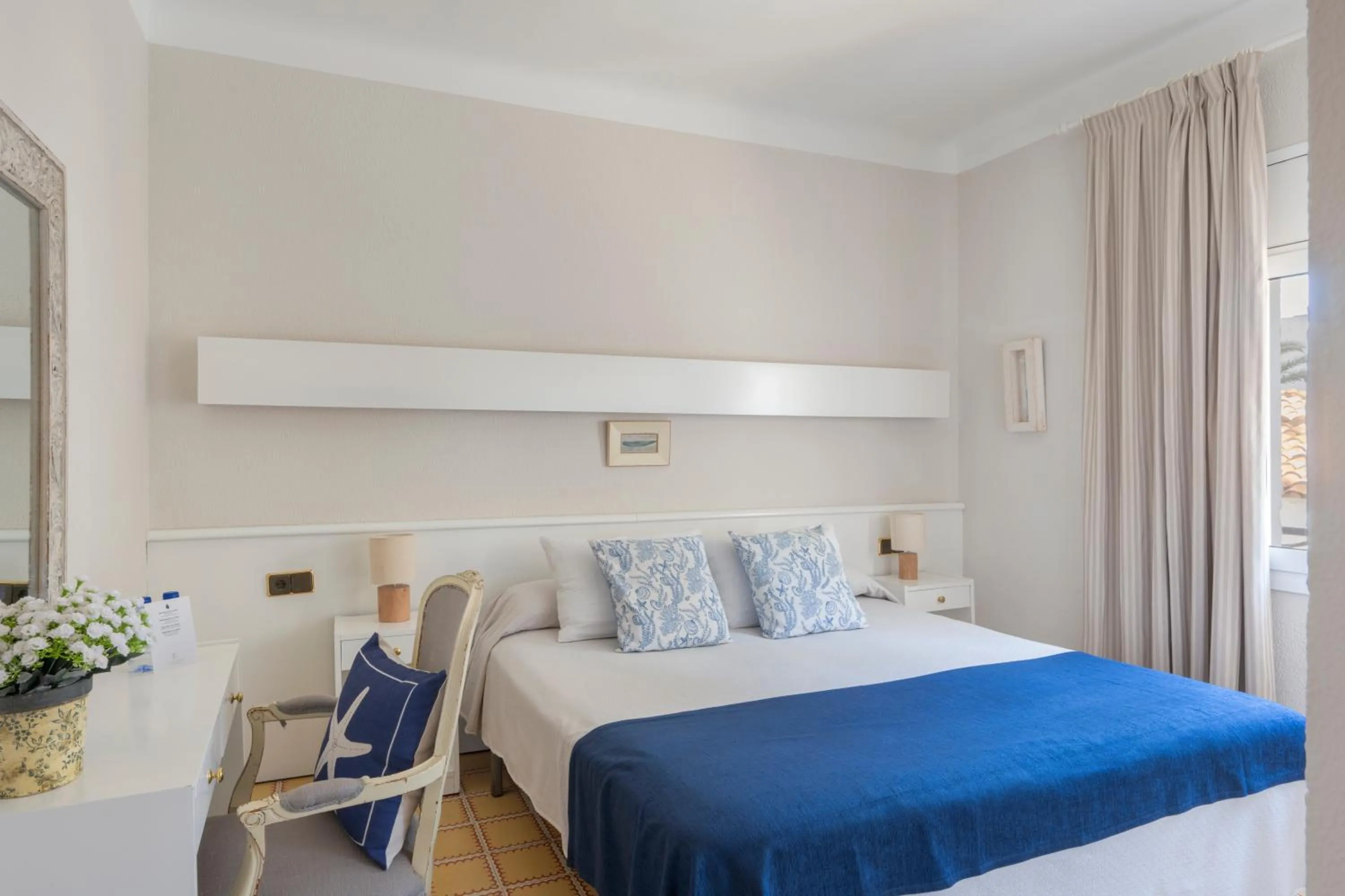 Photo of the whole room, Bed in La Goleta