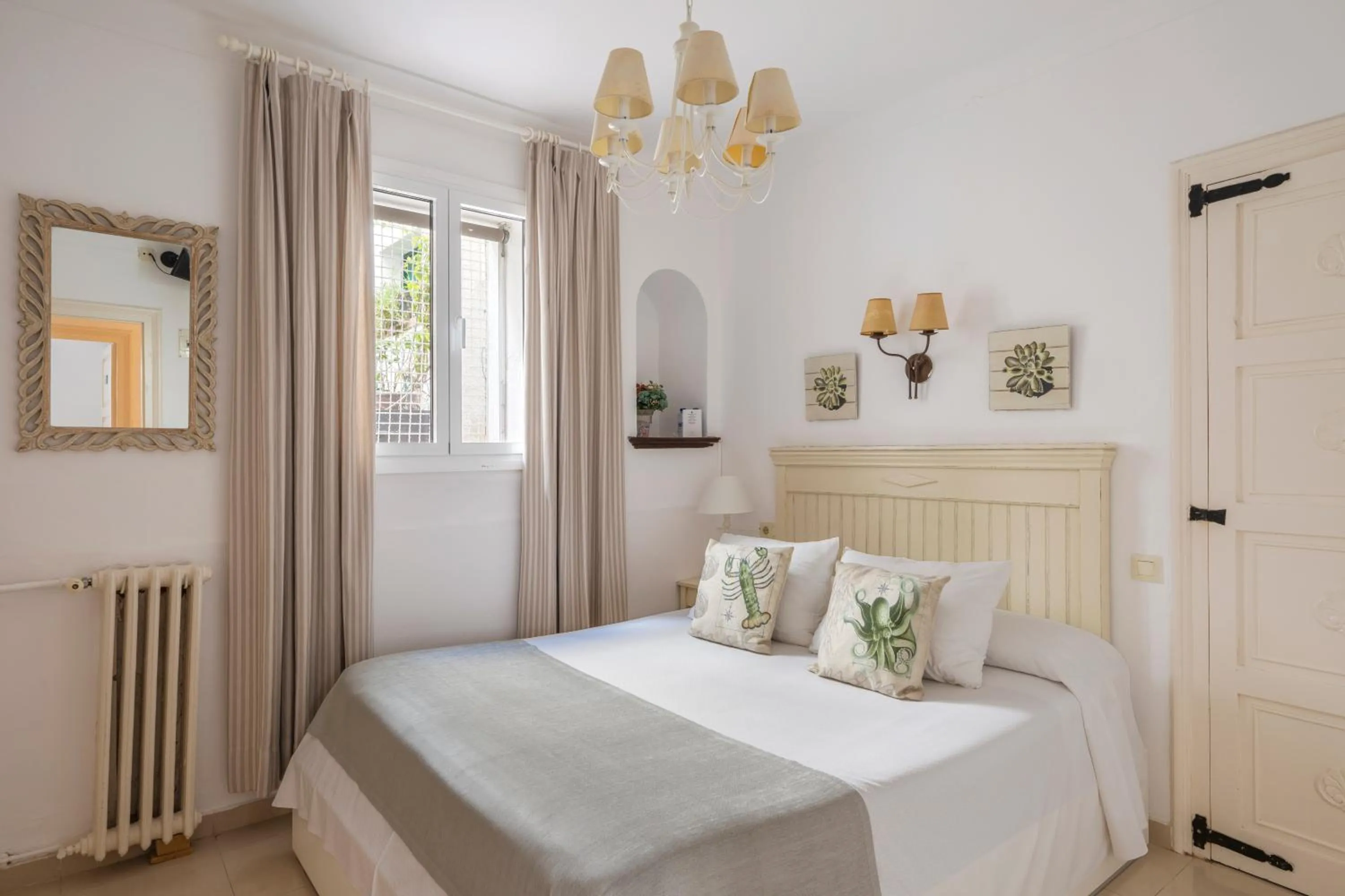 Photo of the whole room, Bed in La Goleta