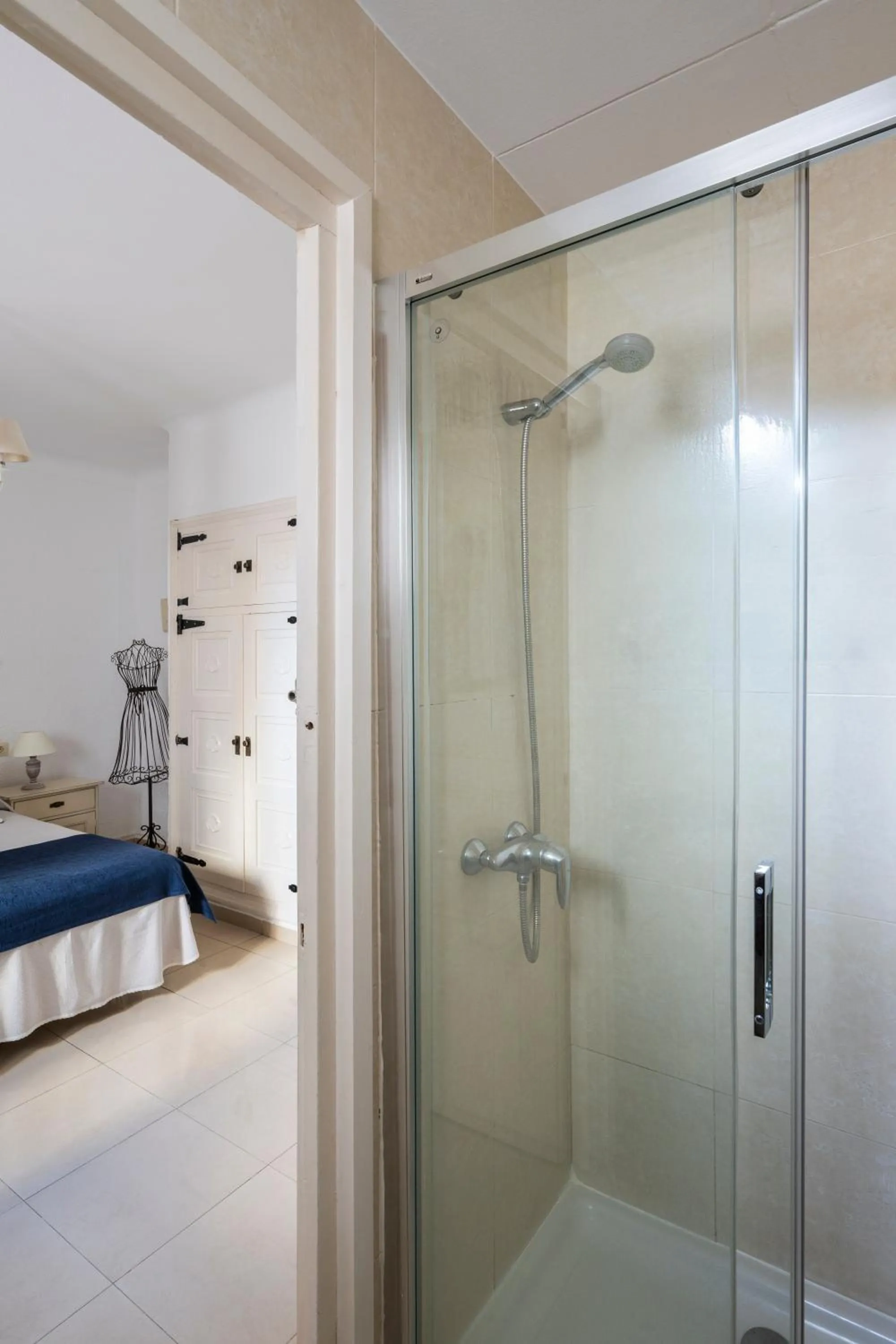 Bathroom, Bed in La Goleta