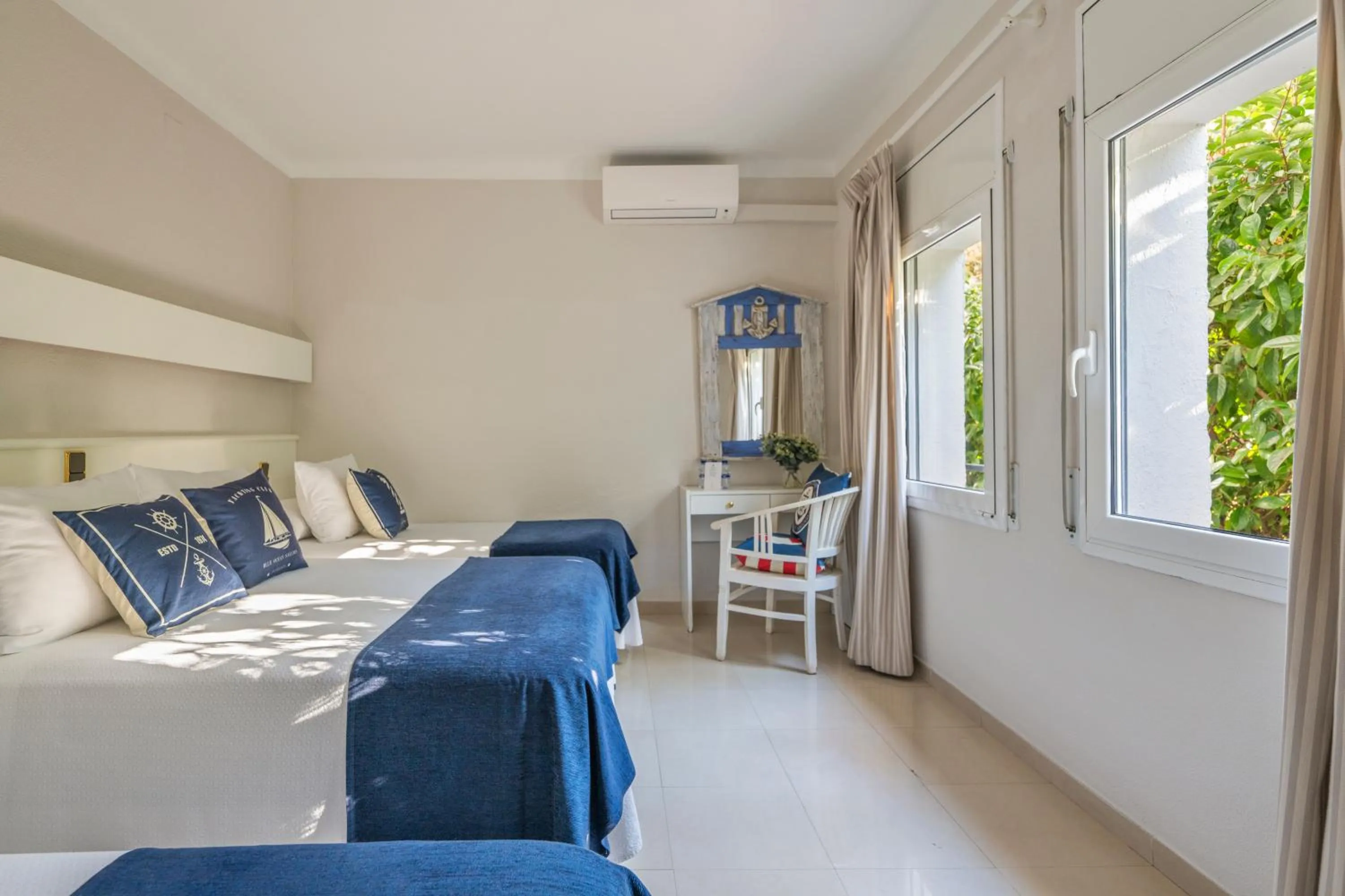 Photo of the whole room, Bed in La Goleta