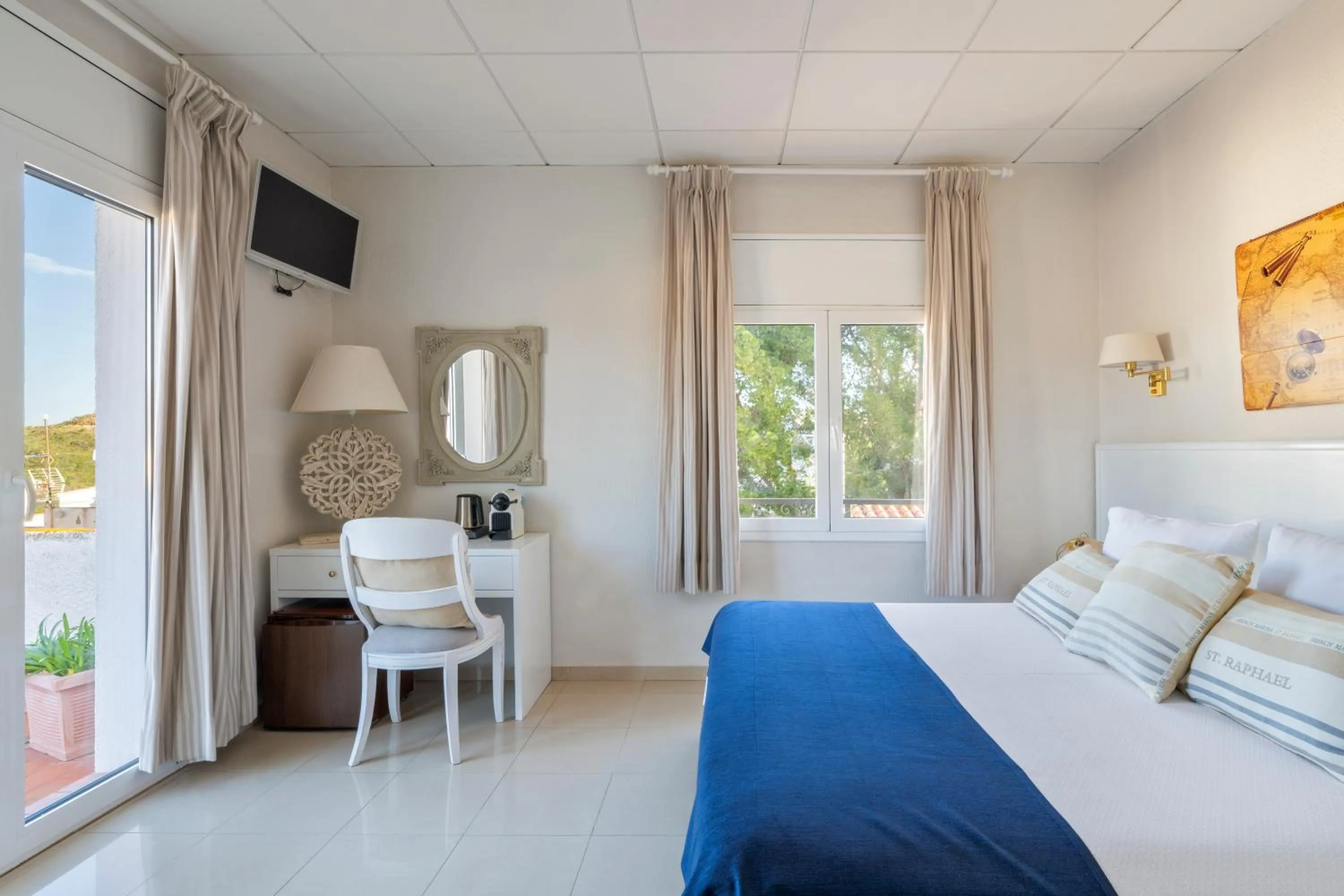 Photo of the whole room, Bed in La Goleta