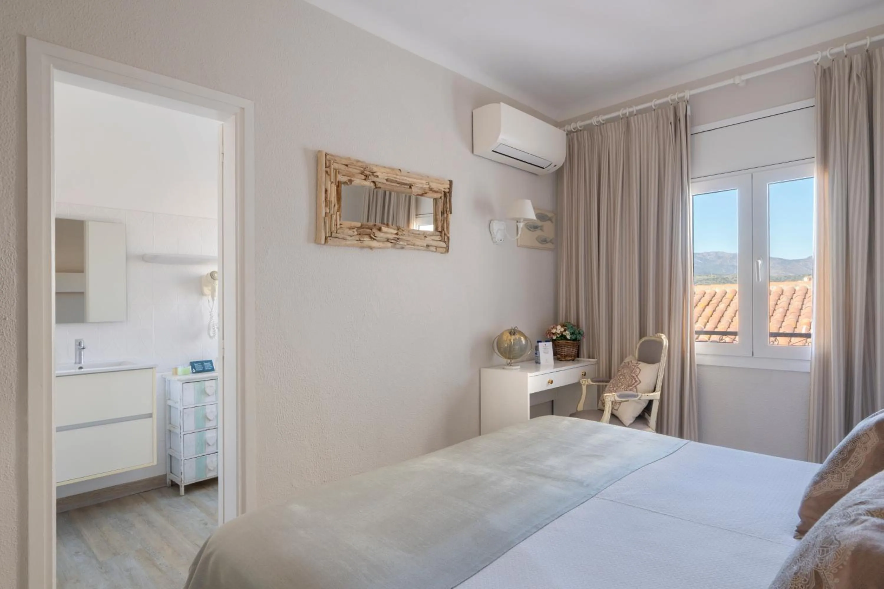 Photo of the whole room, Bed in La Goleta