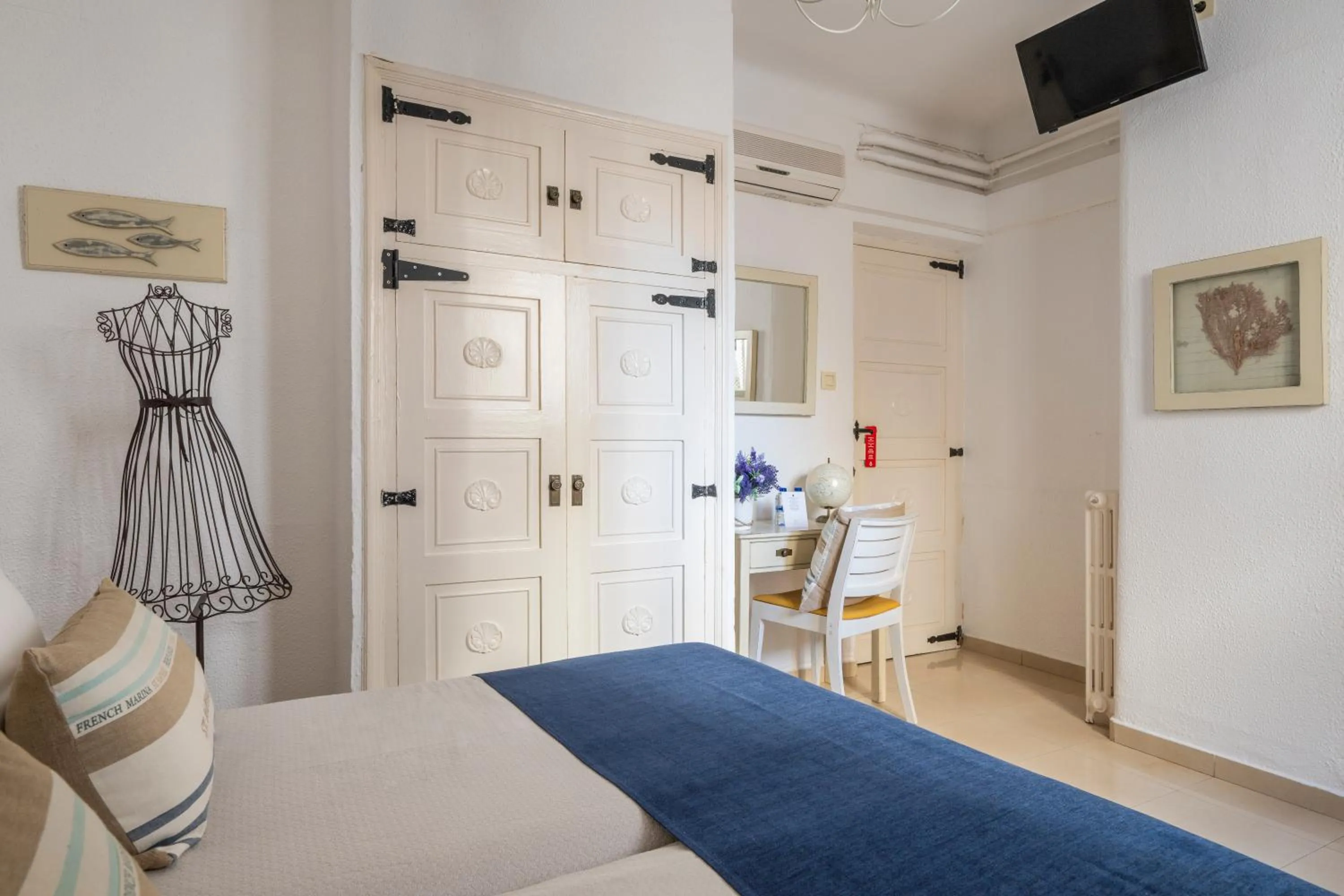 Photo of the whole room, Bed in La Goleta