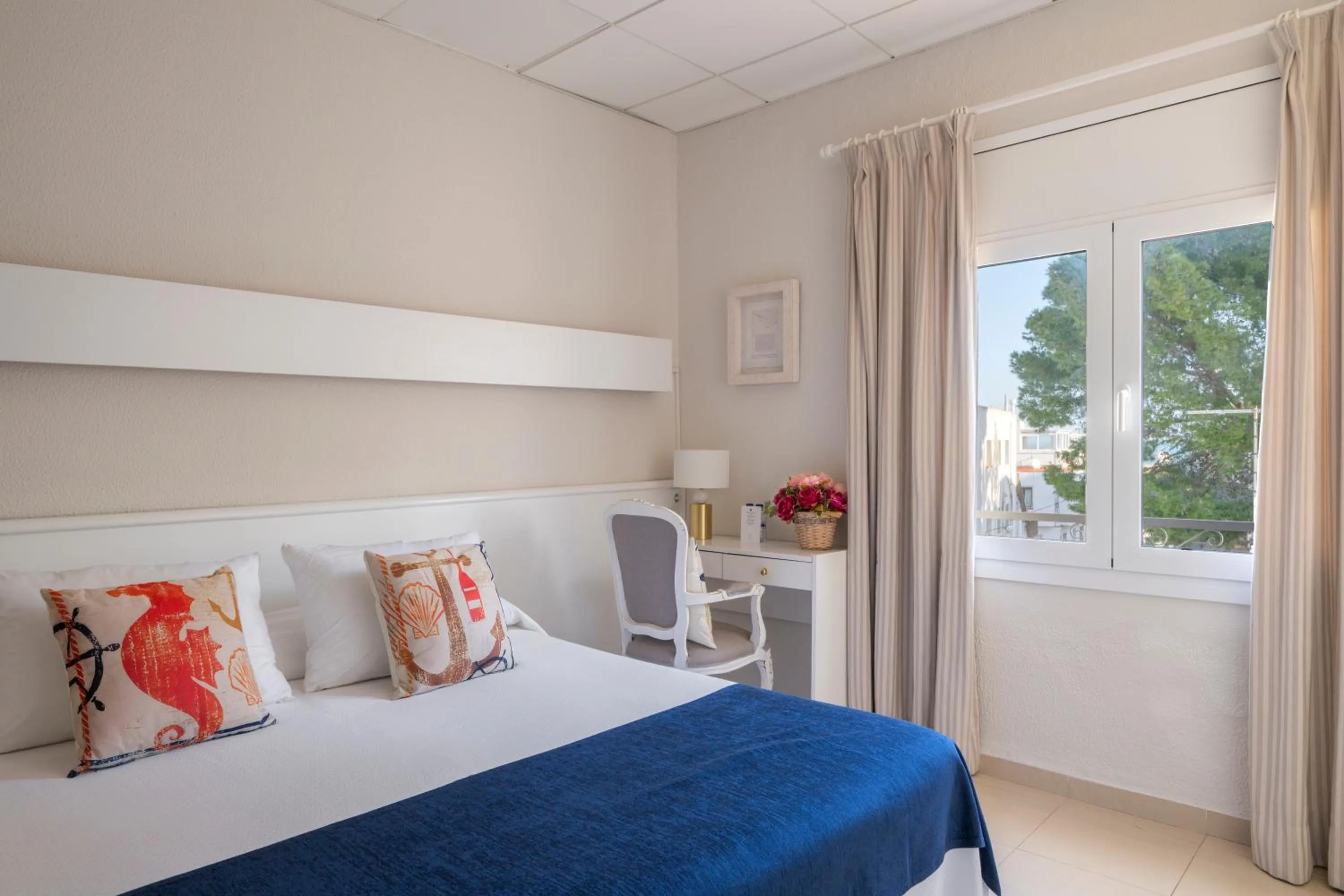 Photo of the whole room, Bed in La Goleta