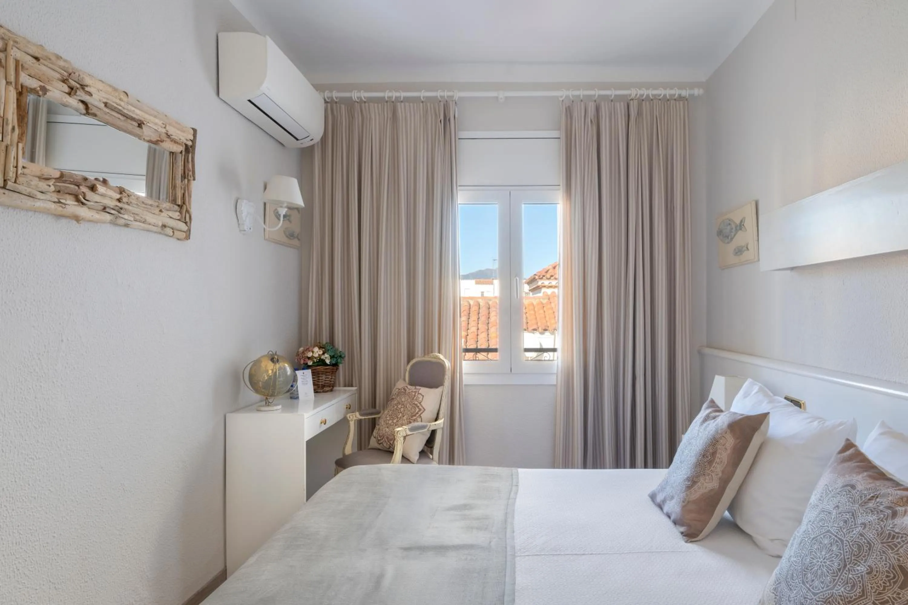 Photo of the whole room, Bed in La Goleta