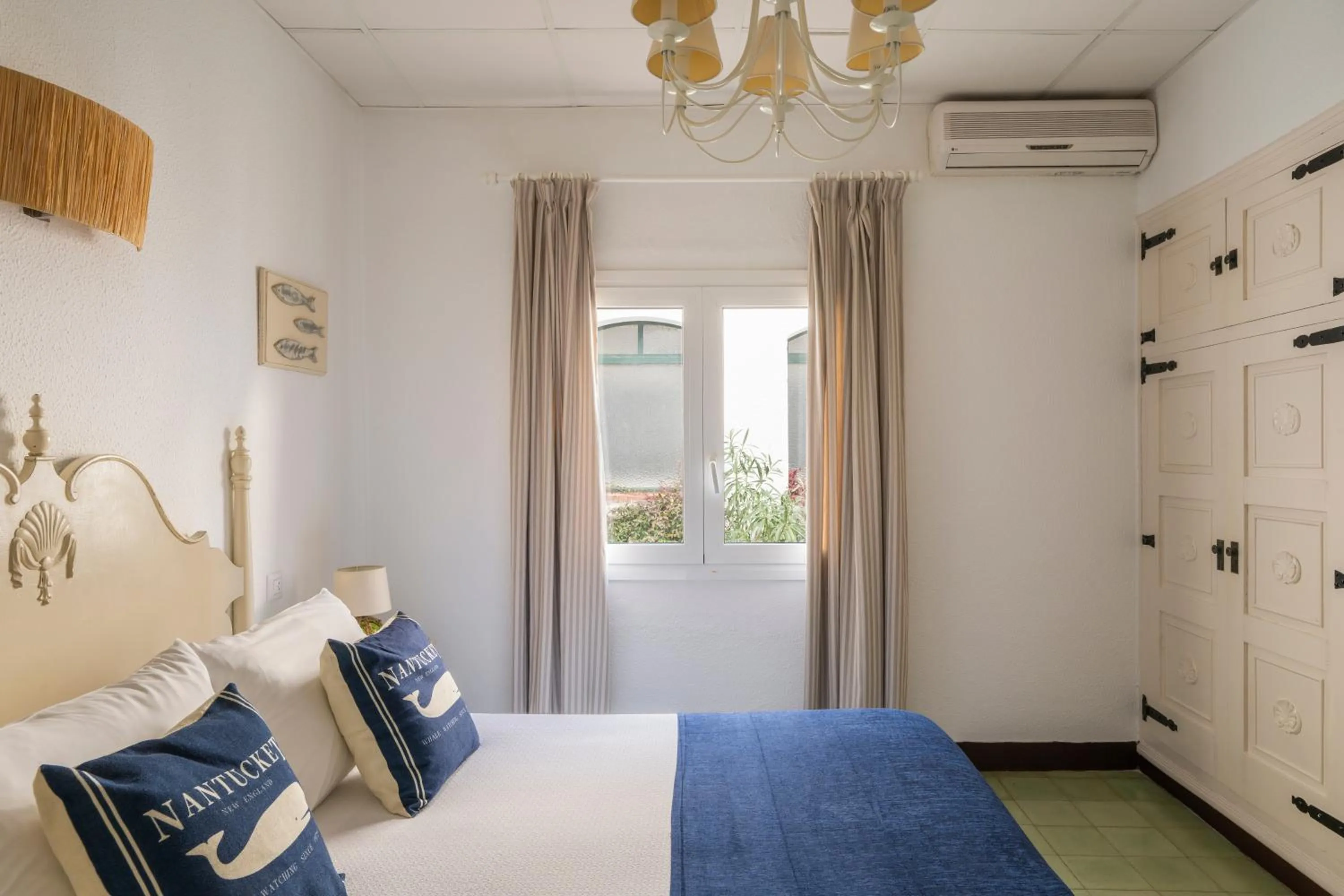 Photo of the whole room, Bed in La Goleta