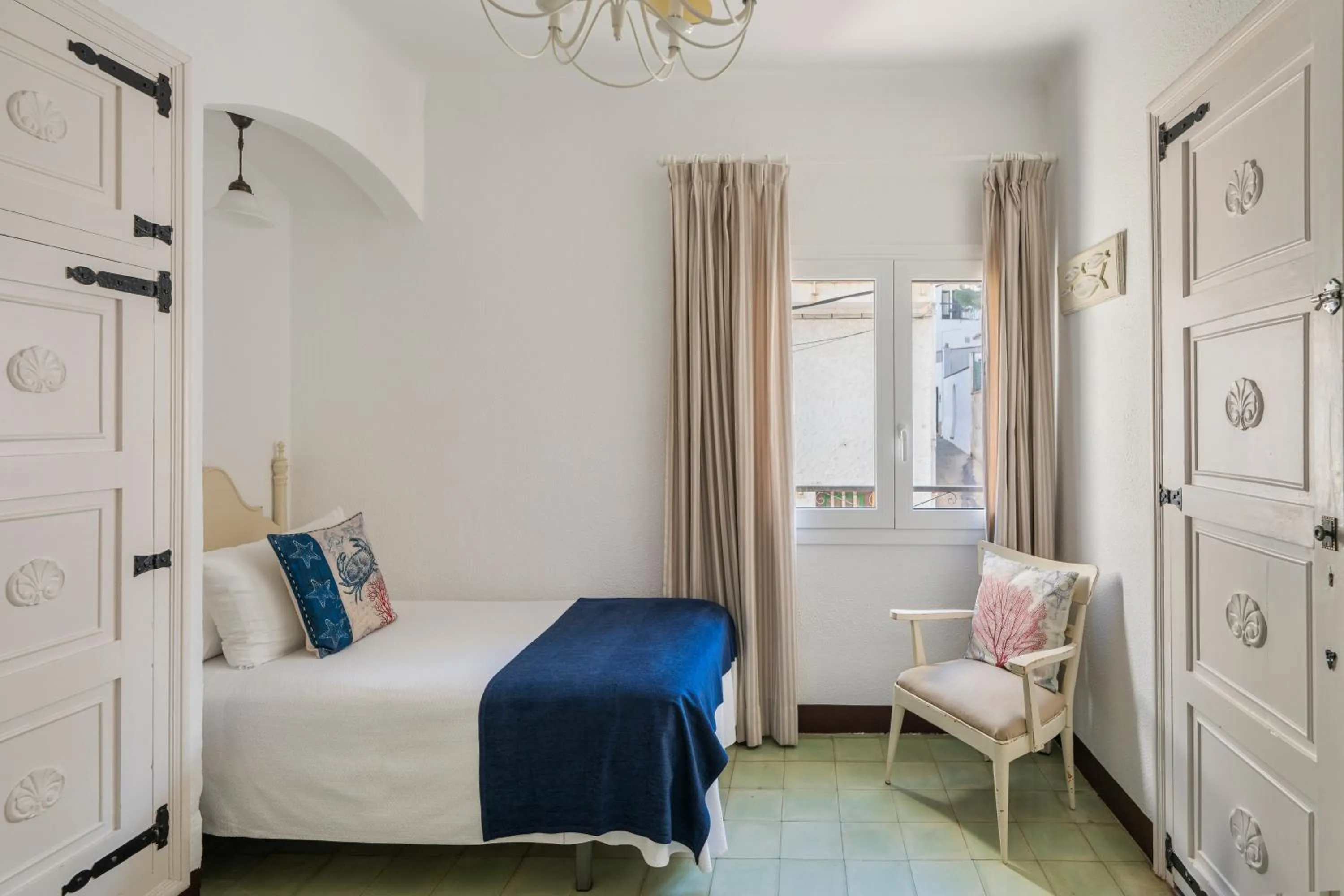 Photo of the whole room, Bed in La Goleta