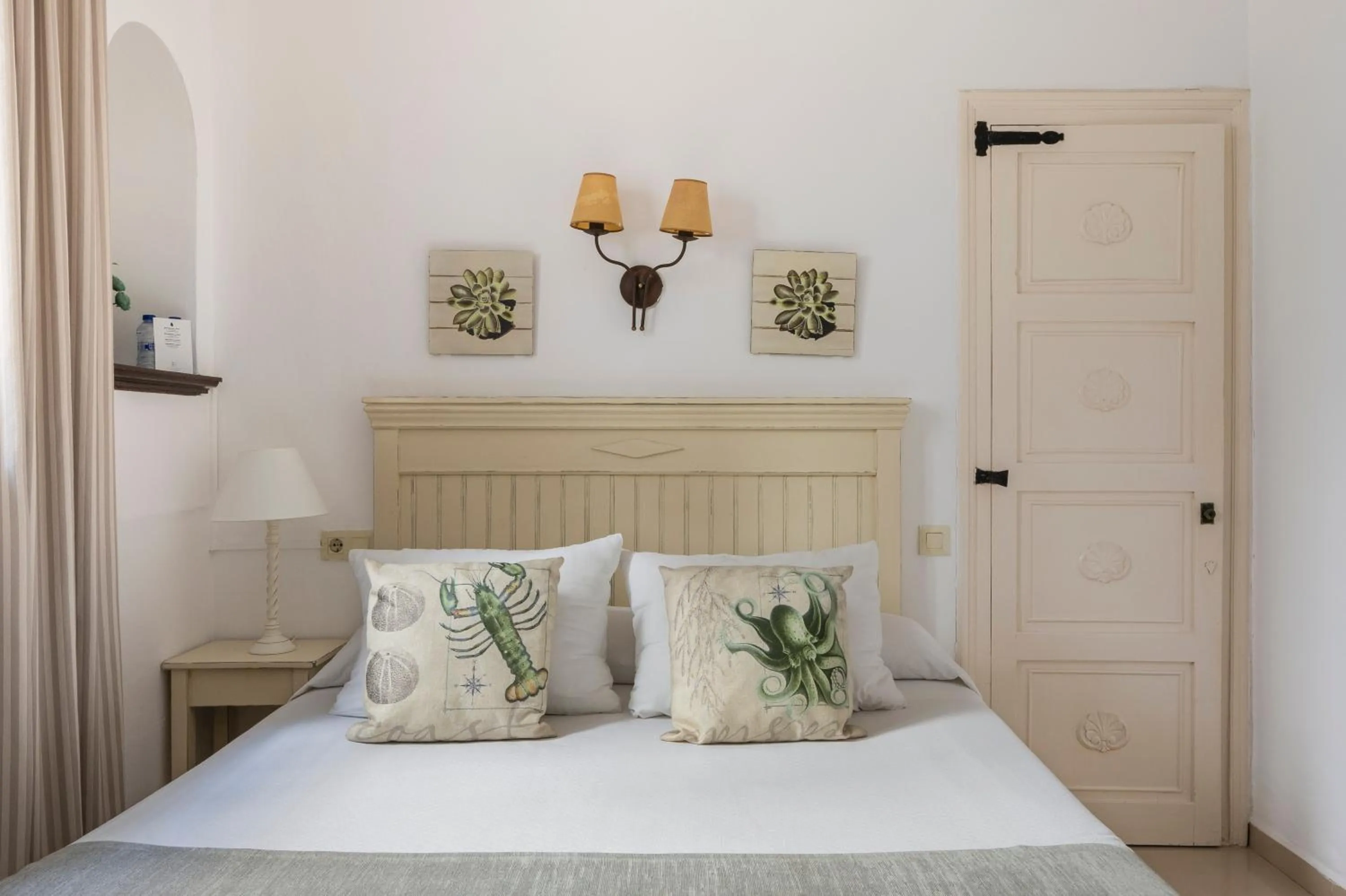 Photo of the whole room, Bed in La Goleta