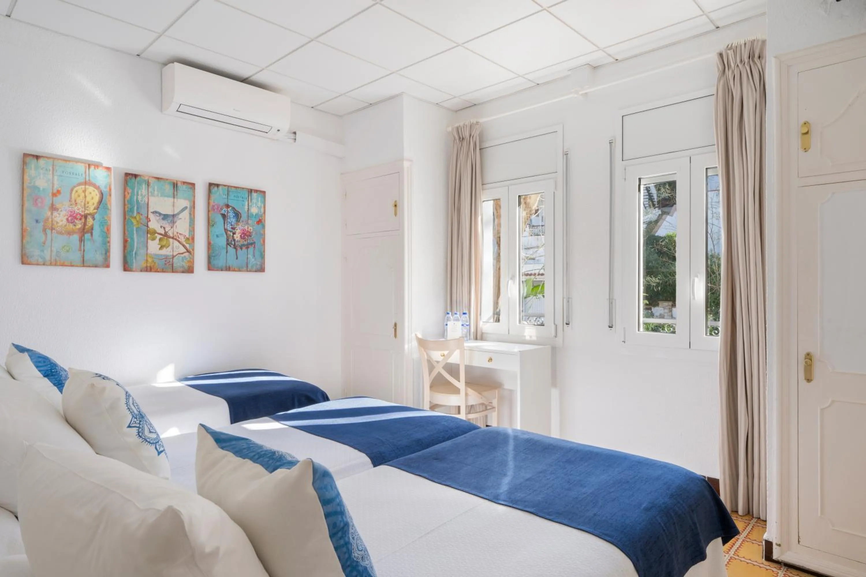 Photo of the whole room, Bed in La Goleta