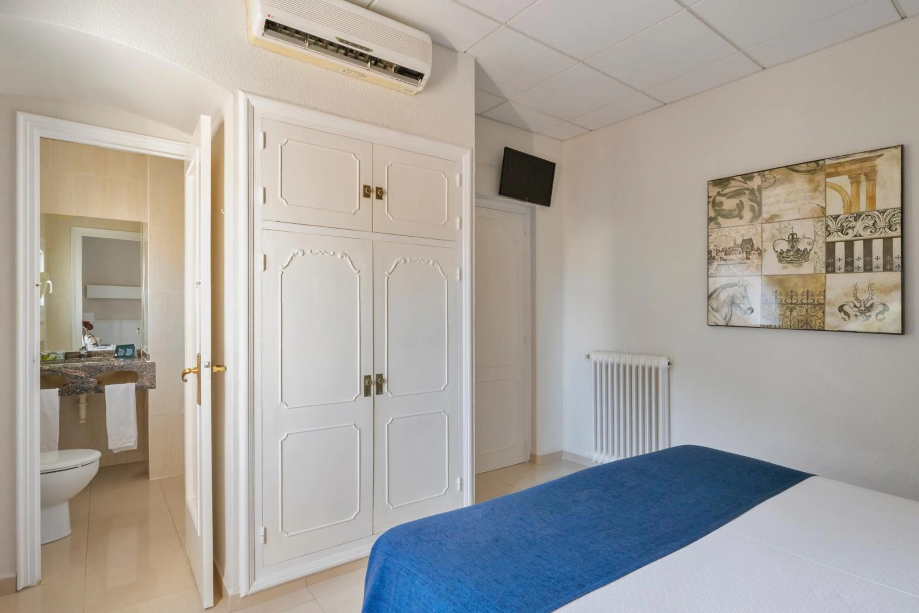 Photo of the whole room, Bed in La Goleta