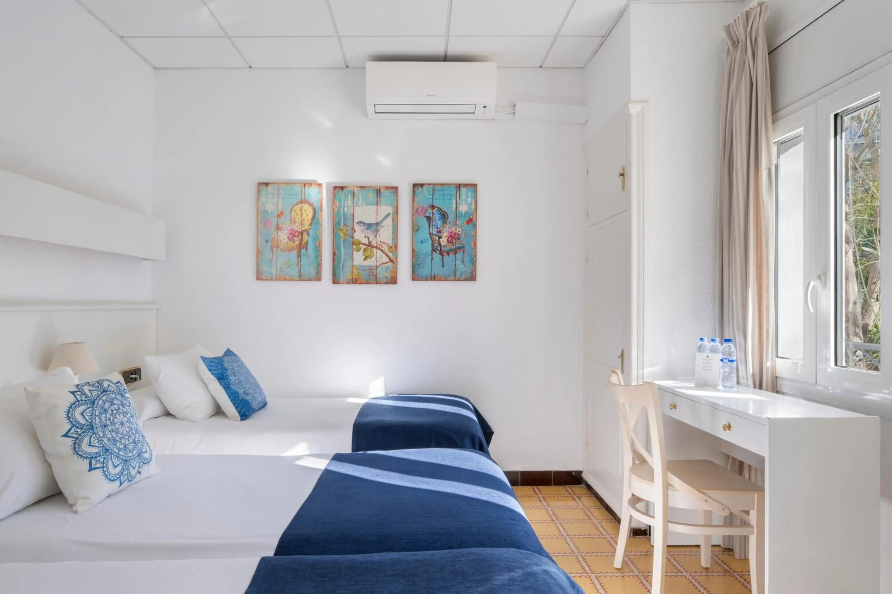 Photo of the whole room, Bed in La Goleta