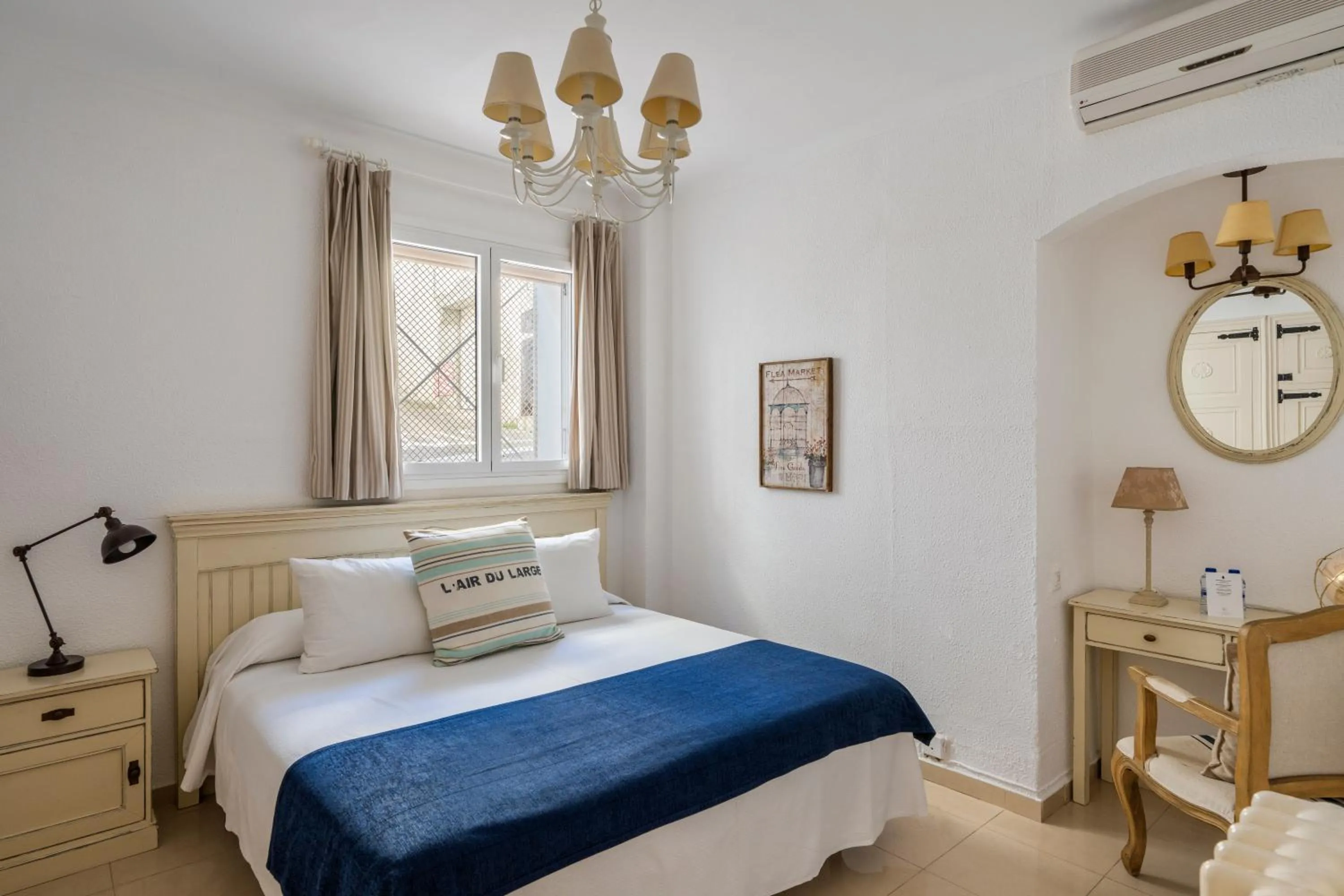 Photo of the whole room, Bed in La Goleta