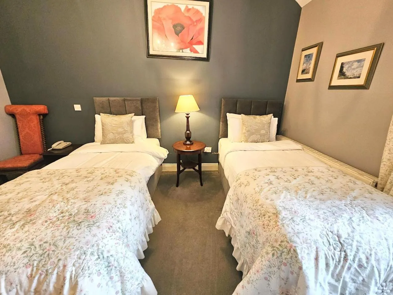 Bedroom, Bed in The Glenbeigh Hotel