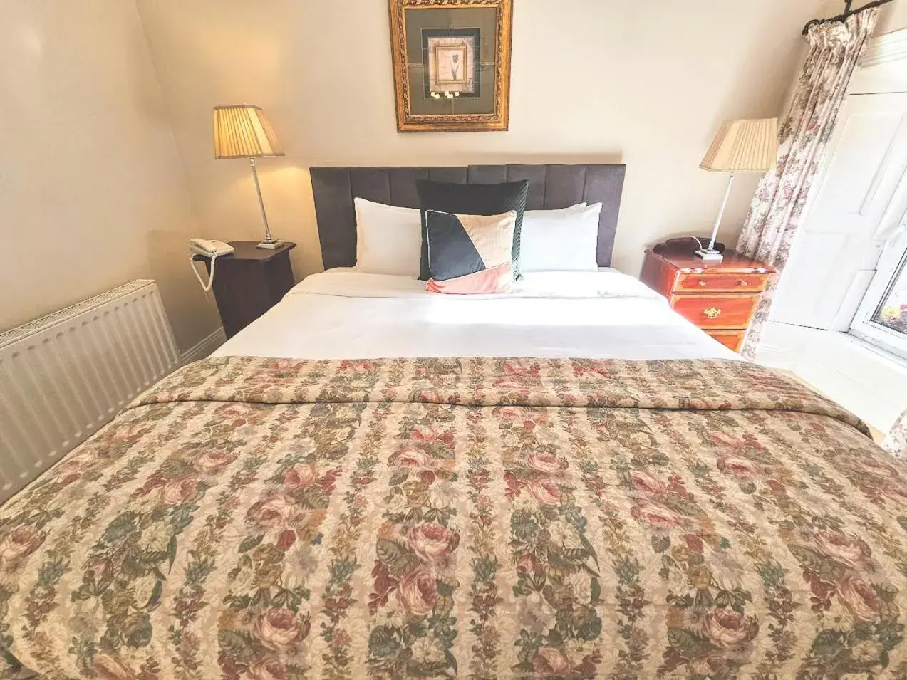 Basic Triple Room in The Glenbeigh Hotel Basic Triple Room in The Glenbeigh Hotel