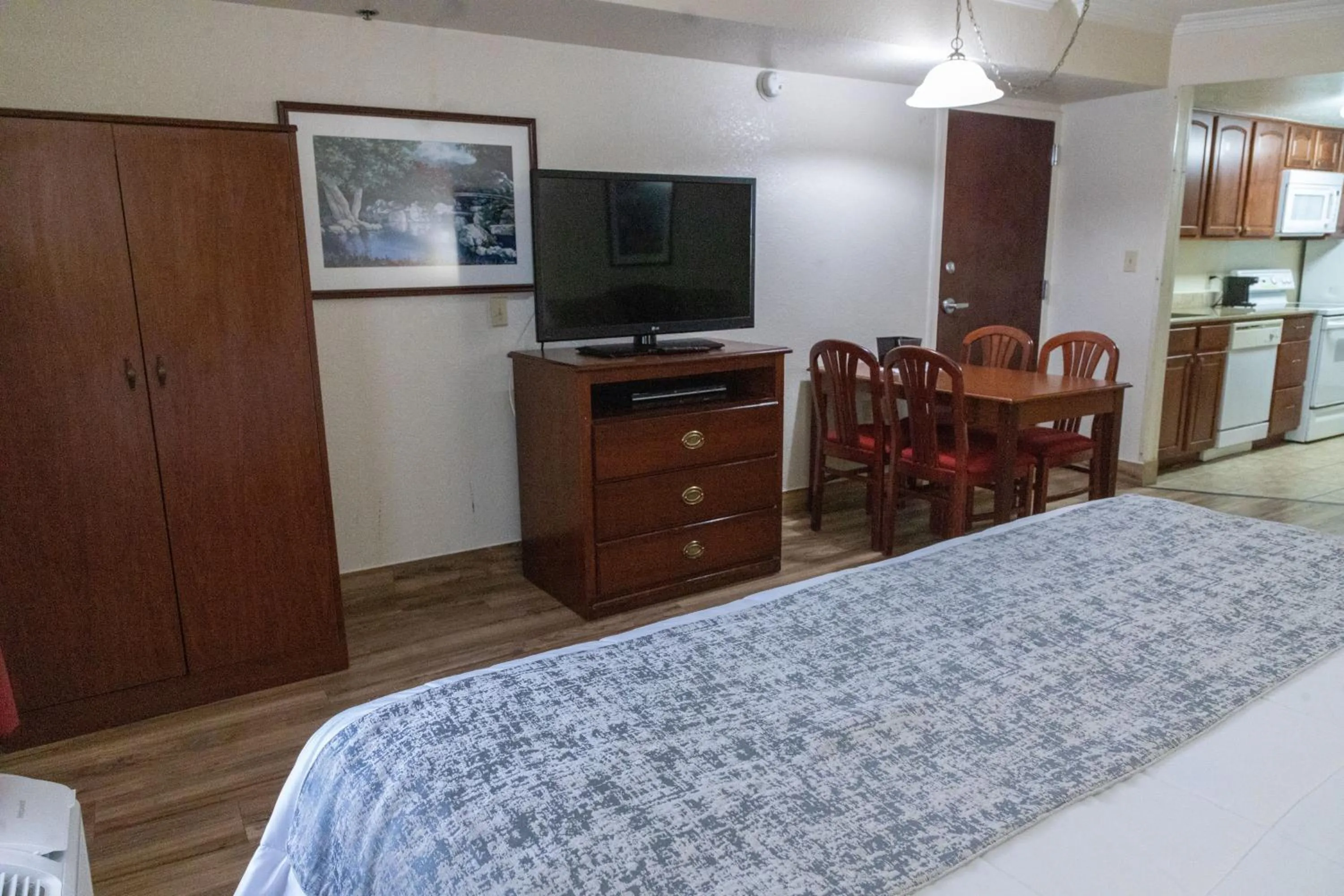 TV and multimedia, Bed in Homestead Lodge Apart Hotel