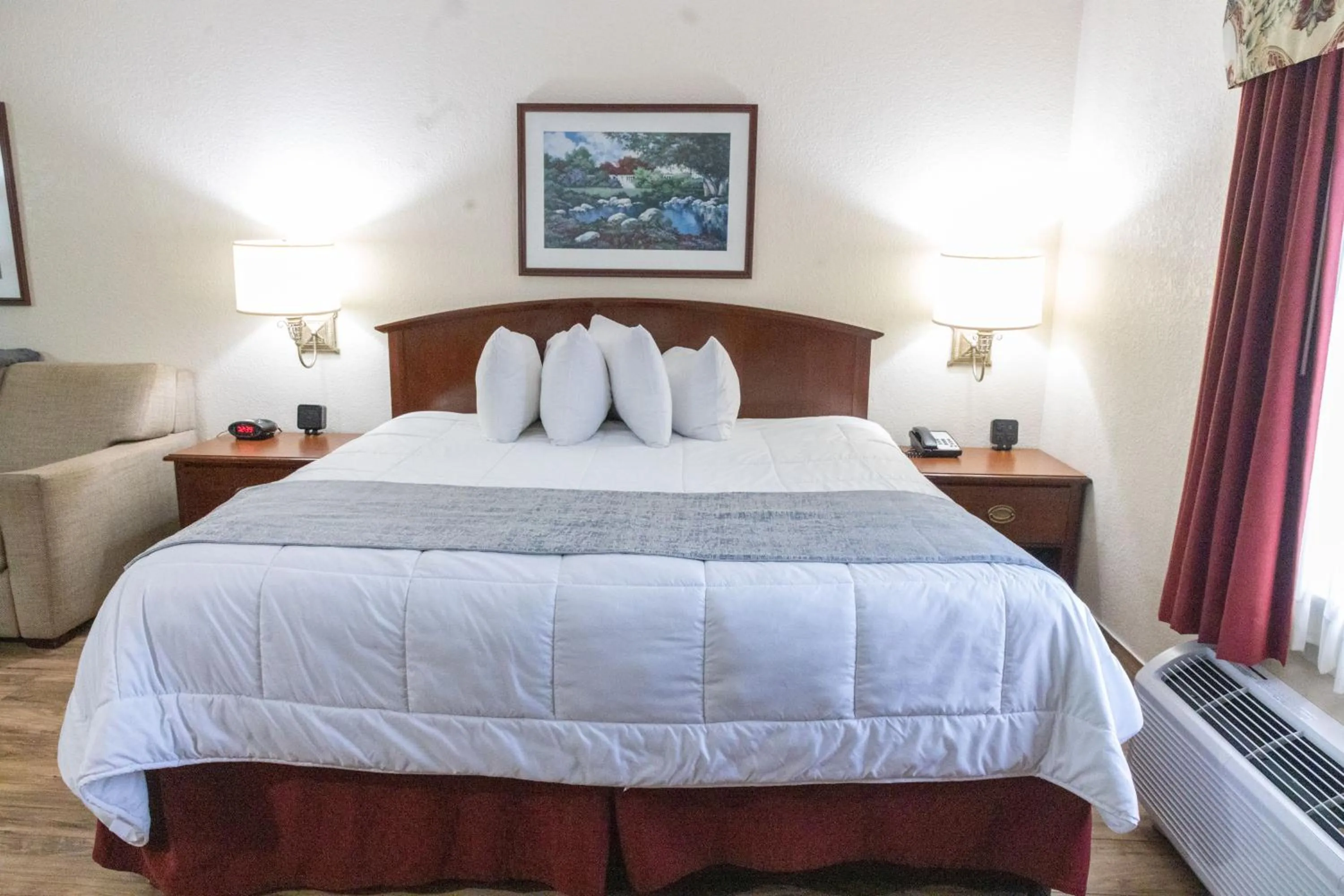 Bed in Homestead Lodge Apart Hotel