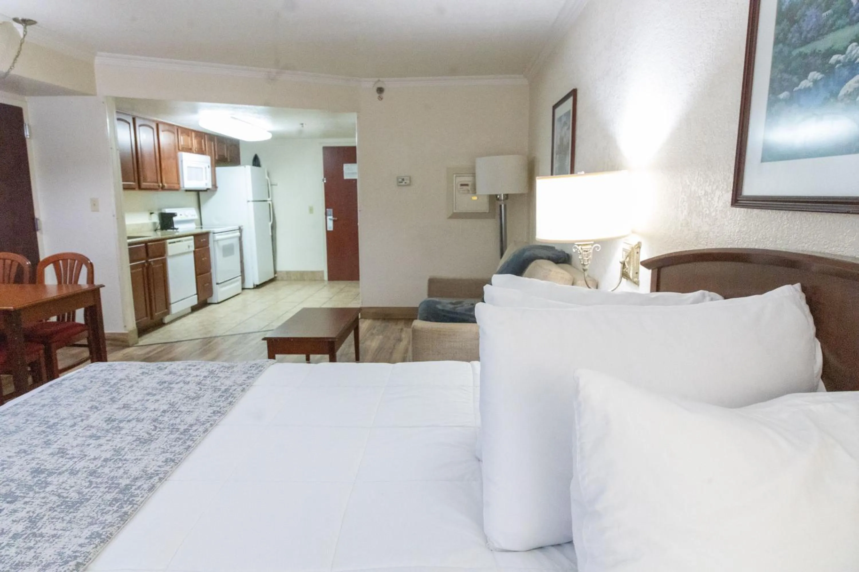 Photo of the whole room, Bed in Homestead Lodge Apart Hotel