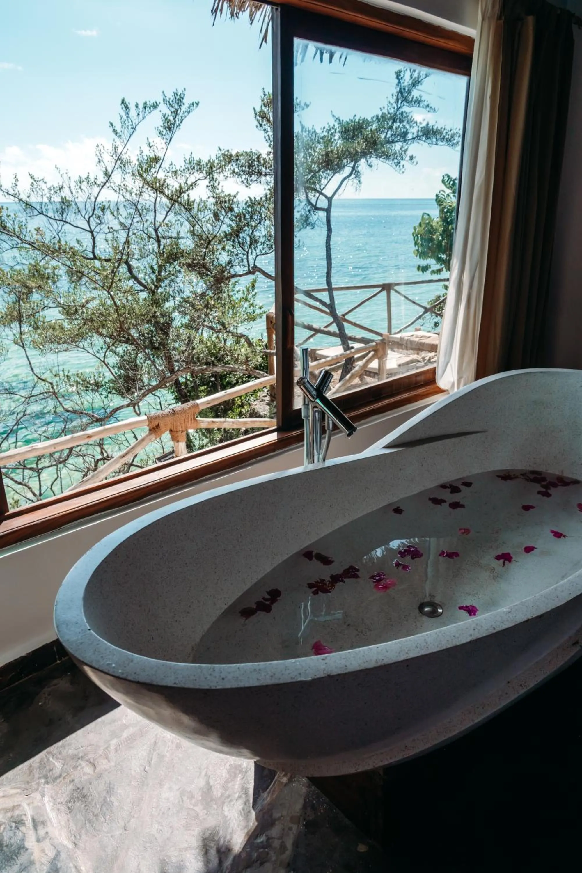 Bathroom in The Island - Pongwe Lodge