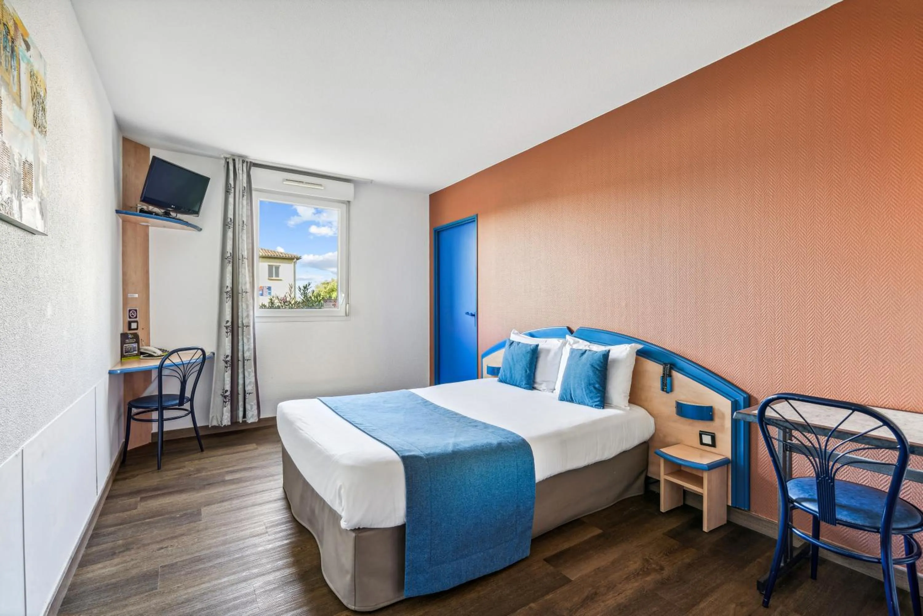 Facility for disabled guests, Bed in Hôtel AKENA Chateaurenard - Parc des Expositions Avignon